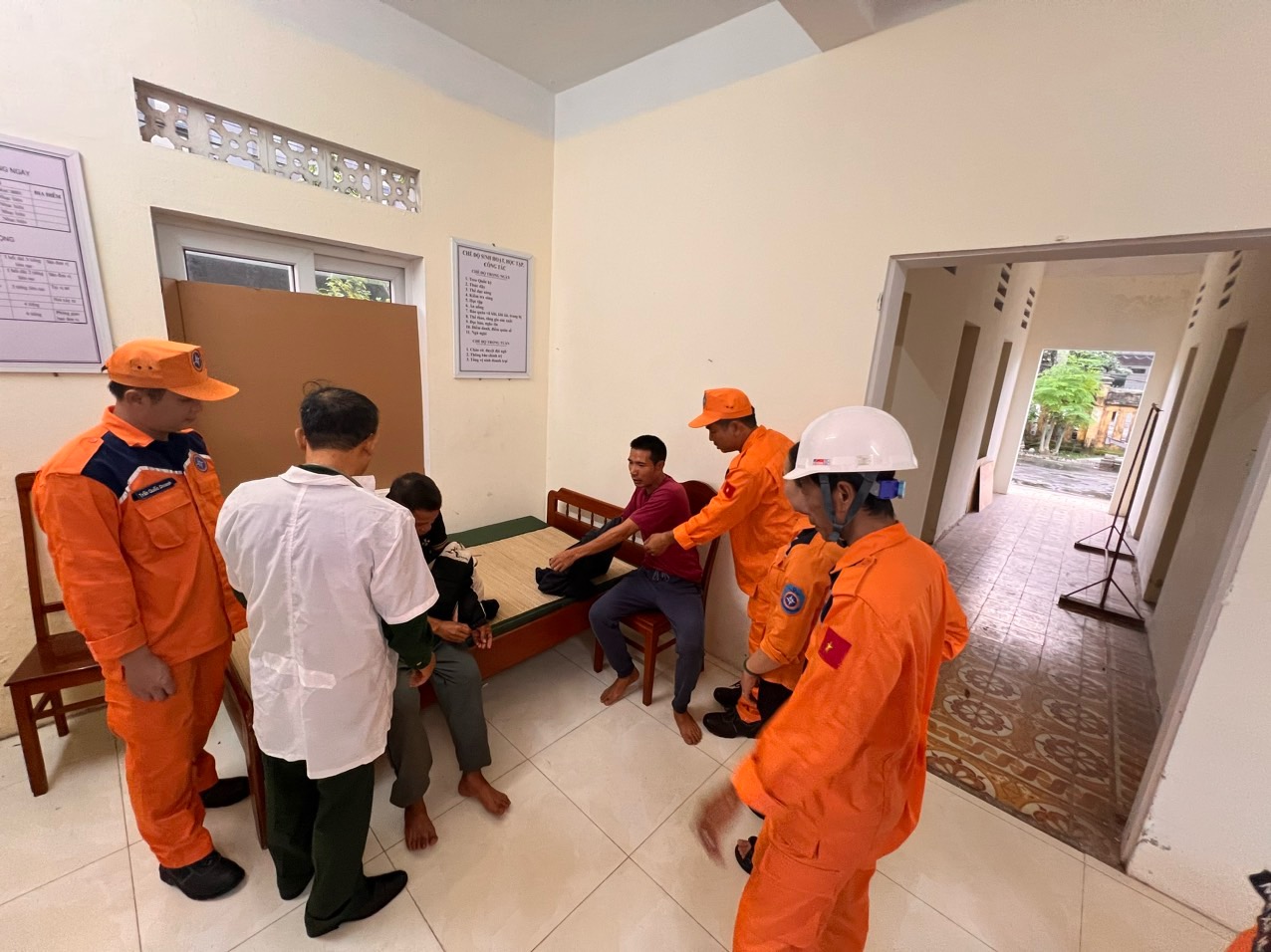 Sau nhiều giờ trôi dạt trên biển, 9 thuyền viên tàu Gia Bảo 19 được cứu, đưa về bờ an toàn- Ảnh 10.