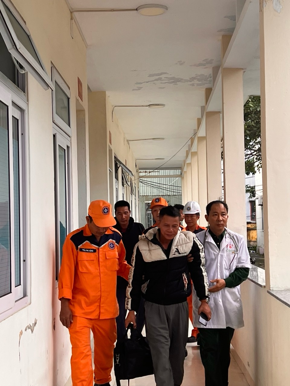 Sau nhiều giờ trôi dạt trên biển, 9 thuyền viên tàu Gia Bảo 19 được cứu, đưa về bờ an toàn- Ảnh 8.