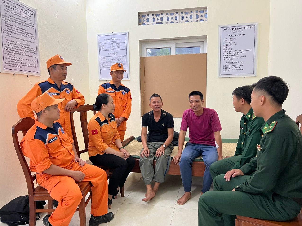 Sau nhiều giờ trôi dạt trên biển, 9 thuyền viên tàu Gia Bảo 19 được cứu, đưa về bờ an toàn- Ảnh 9.