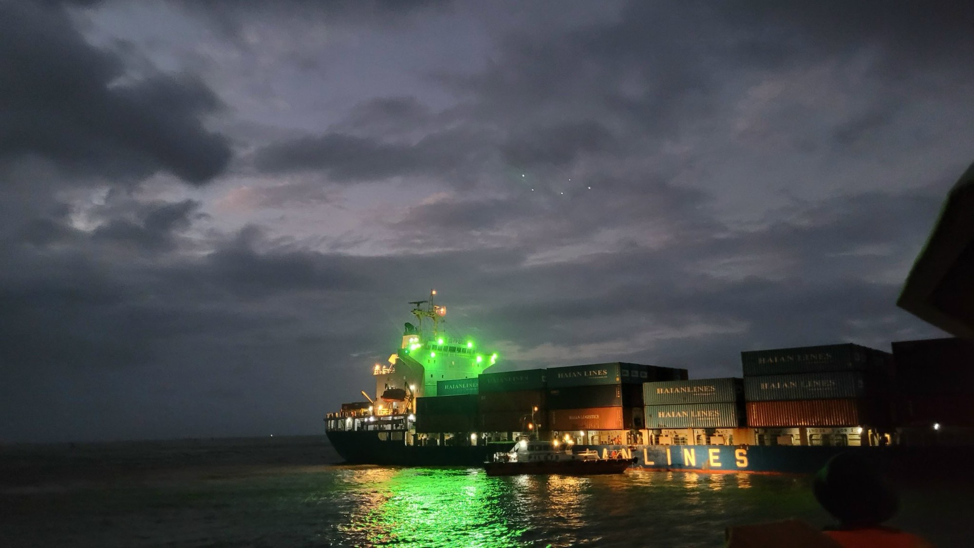 Sau nhiều giờ trôi dạt trên biển, 9 thuyền viên tàu Gia Bảo 19 được cứu, đưa về bờ an toàn- Ảnh 7.