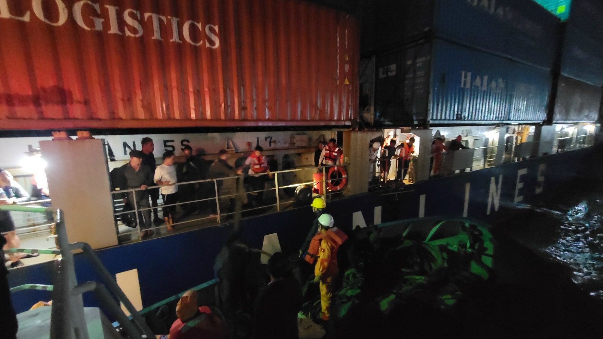 Sau nhiều giờ trôi dạt trên biển, 9 thuyền viên tàu Gia Bảo 19 được cứu, đưa về bờ an toàn- Ảnh 2.