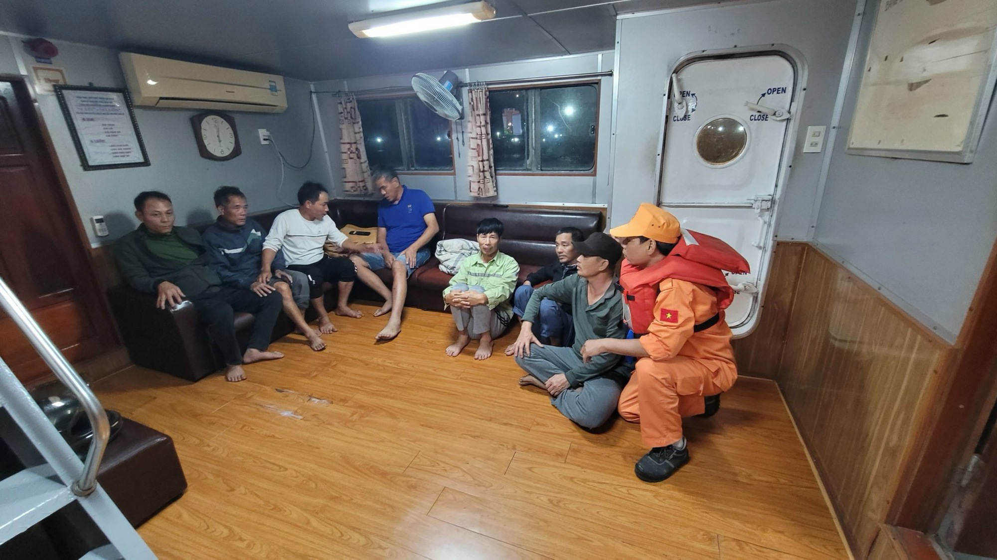 Sau nhiều giờ trôi dạt trên biển, 9 thuyền viên tàu Gia Bảo 19 được cứu, đưa về bờ an toàn- Ảnh 3.