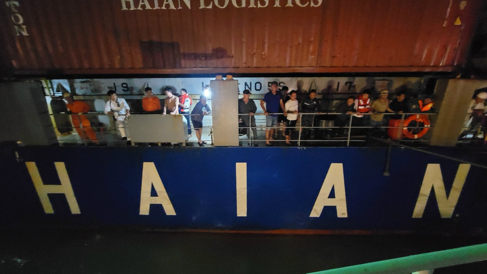 Sau nhiều giờ trôi dạt trên biển, 9 thuyền viên tàu Gia Bảo 19 được cứu, đưa về bờ an toàn- Ảnh 4.
