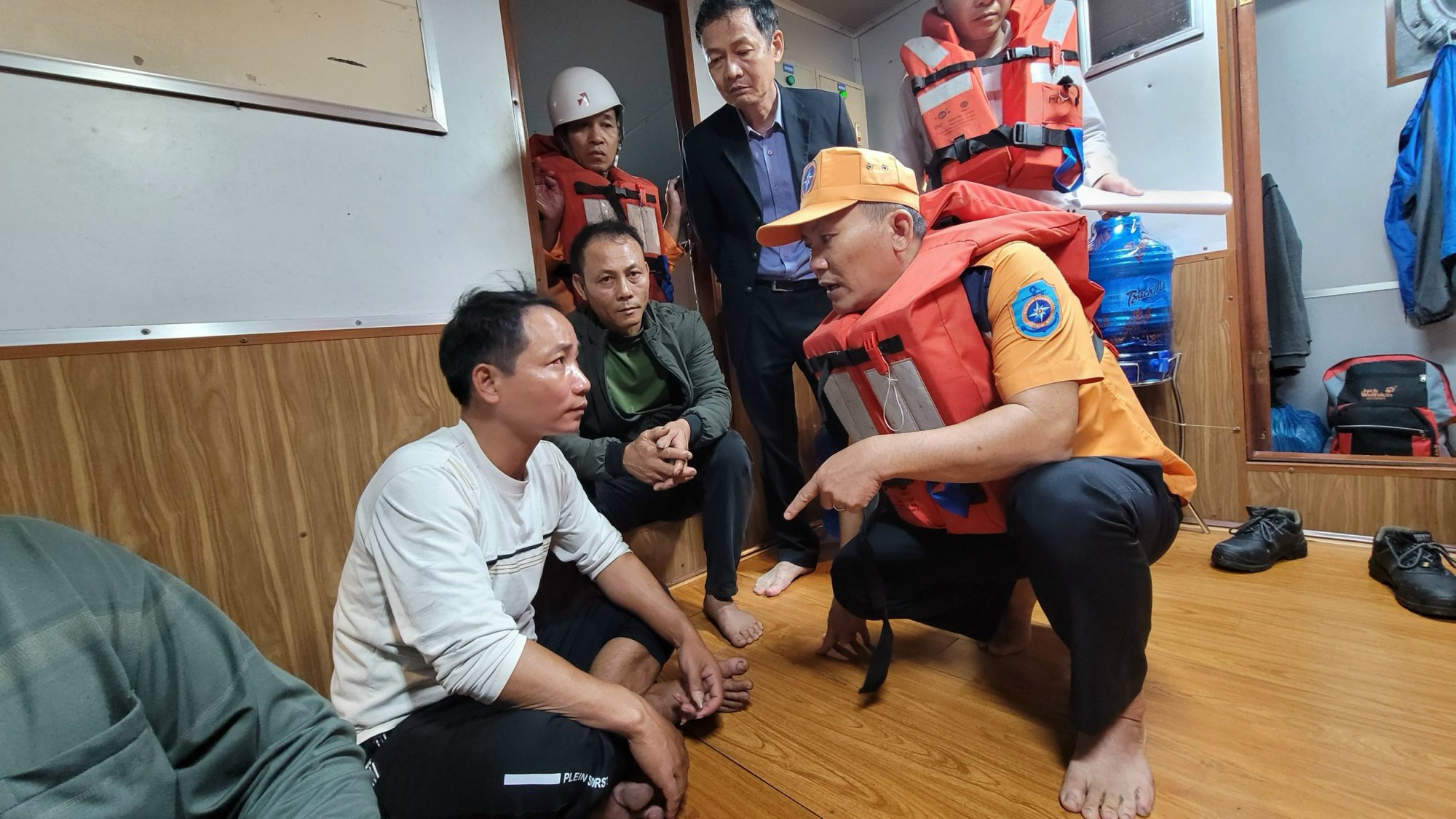 Sau nhiều giờ trôi dạt trên biển, 9 thuyền viên tàu Gia Bảo 19 được cứu, đưa về bờ an toàn- Ảnh 5.