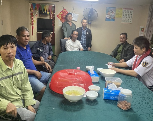 Sau nhiều giờ trôi dạt trên biển, 9 thuyền viên tàu Gia Bảo 19 được cứu, đưa về bờ an toàn- Ảnh 1.