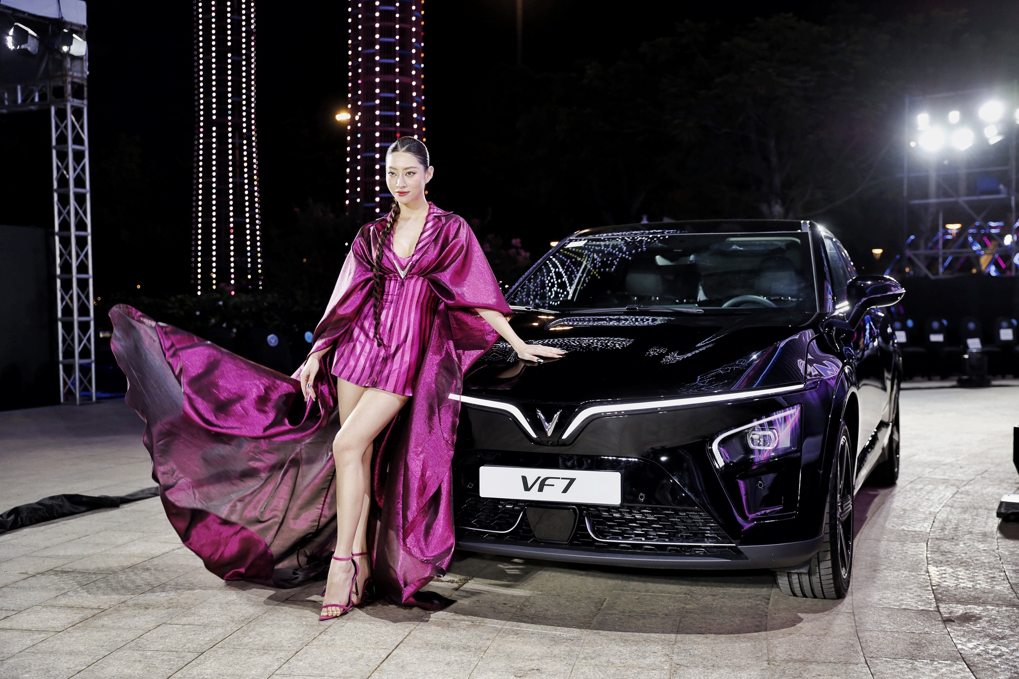 Khách hàng đặt cọc VinFast VF 7 sớm sẽ được nhận xe trước Tết.