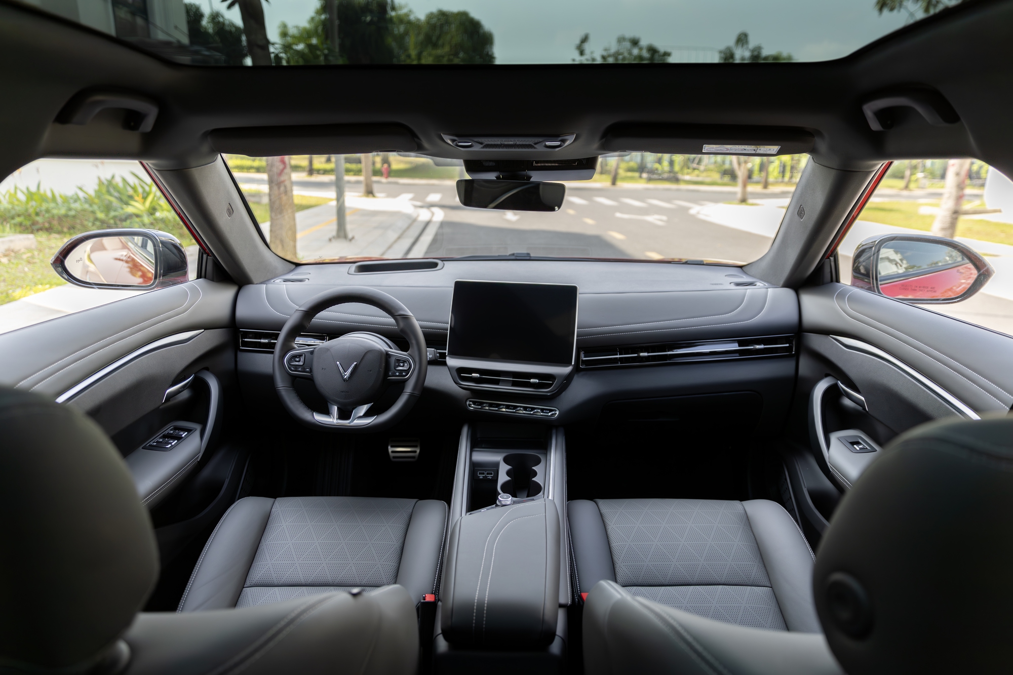 VinFast VF 7 trang bị hàng loạt tính năng hỗ trợ lái tiên tiến.