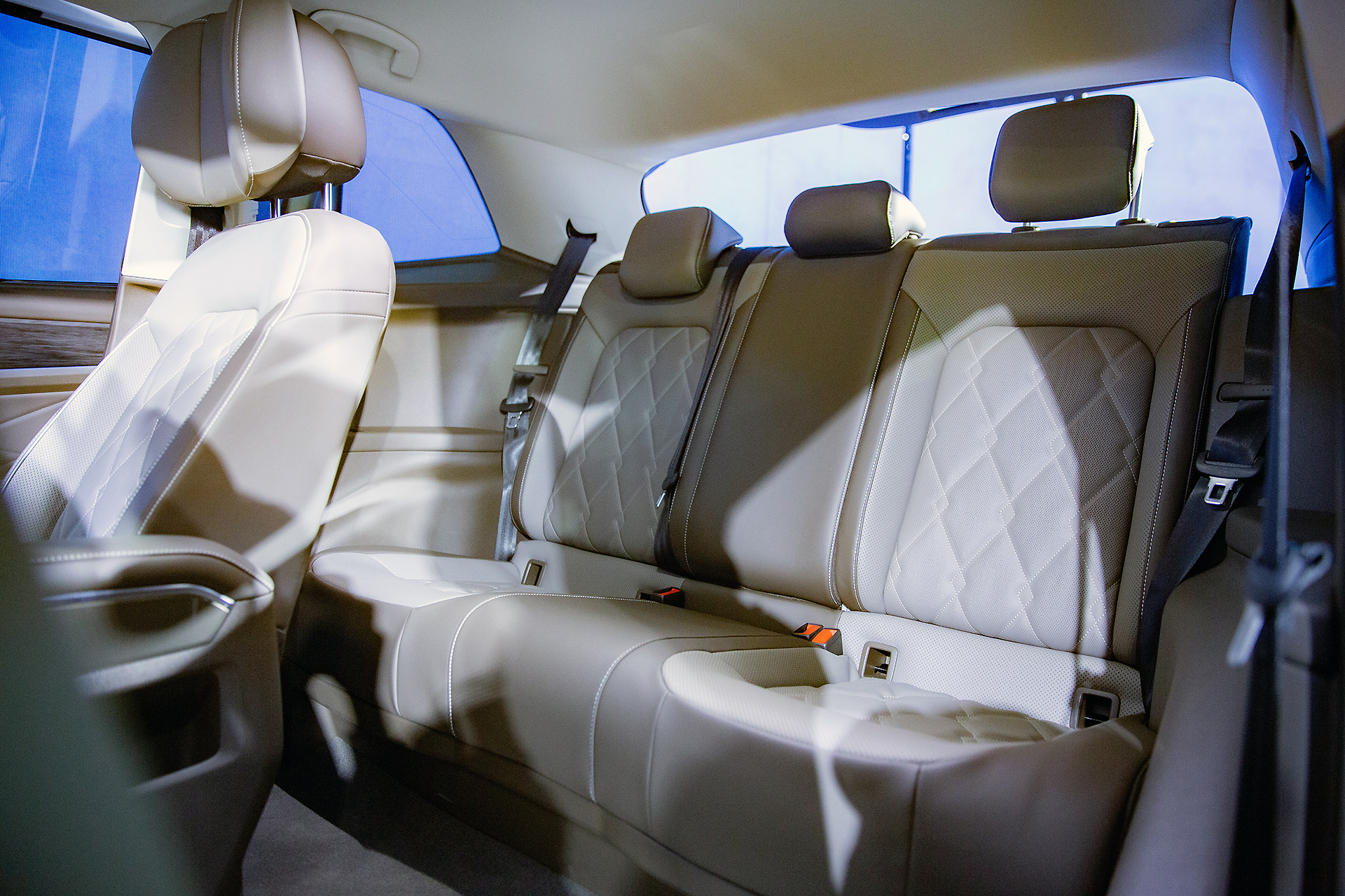 Hàng ghế sau rộng rãi cho 3 người ngồi.