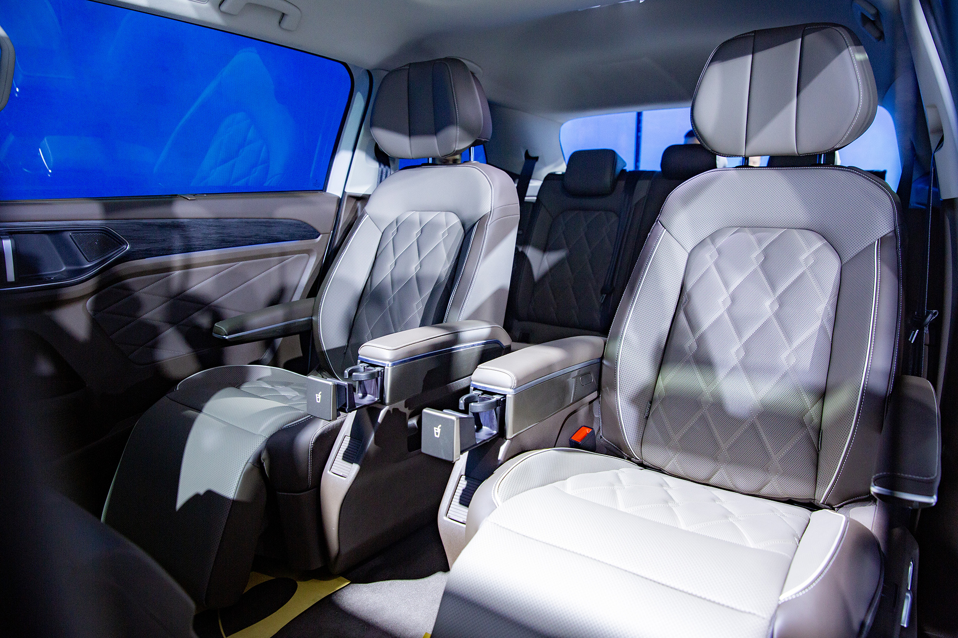 Hàng ghế trước thiết kế kiểu thương gia trang bị nhiều công nghệ hiện đại.