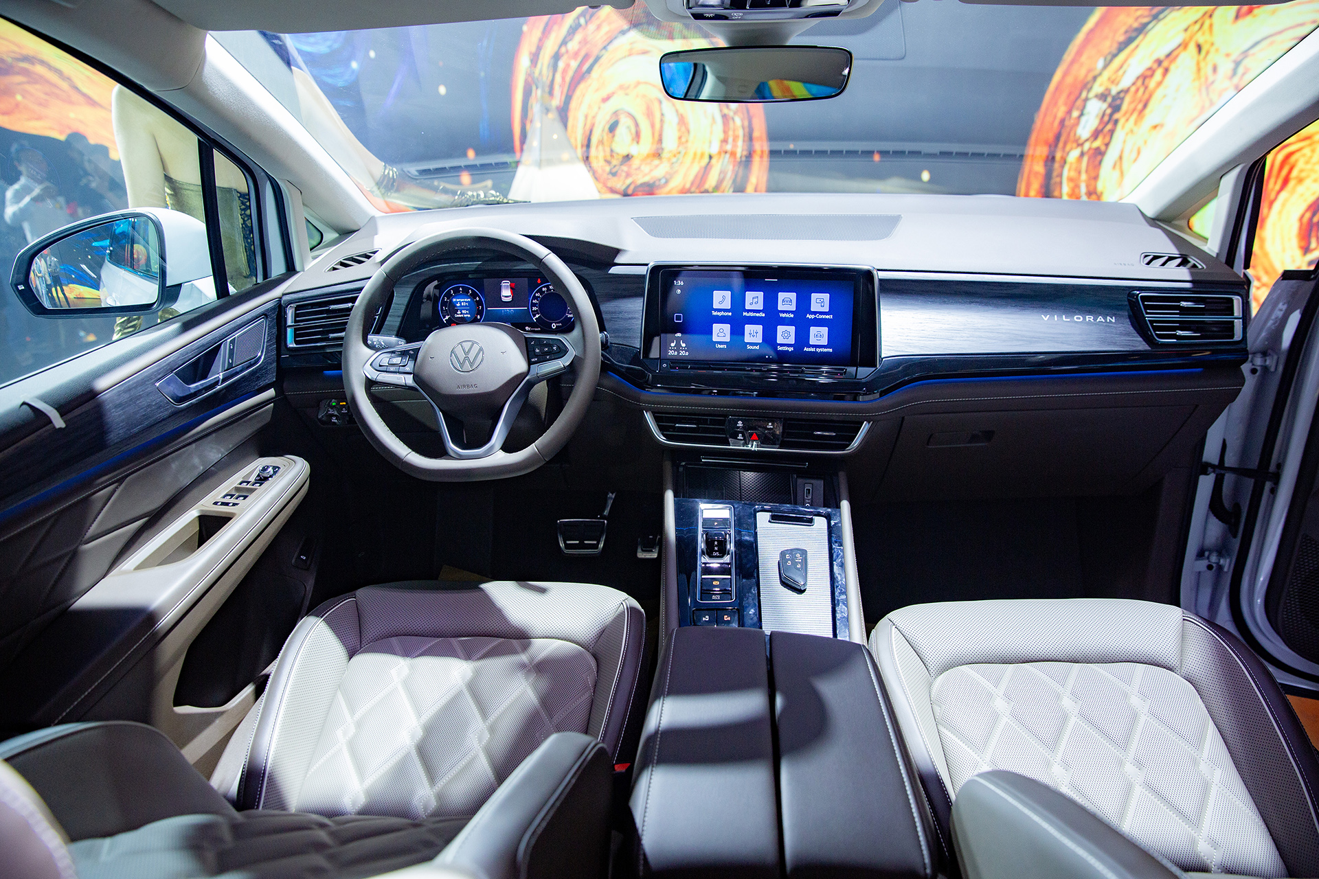 Khoang nội thất thiết kế sang trọng, tinh tế và trang bị nhiều công nghệ hiện đại.