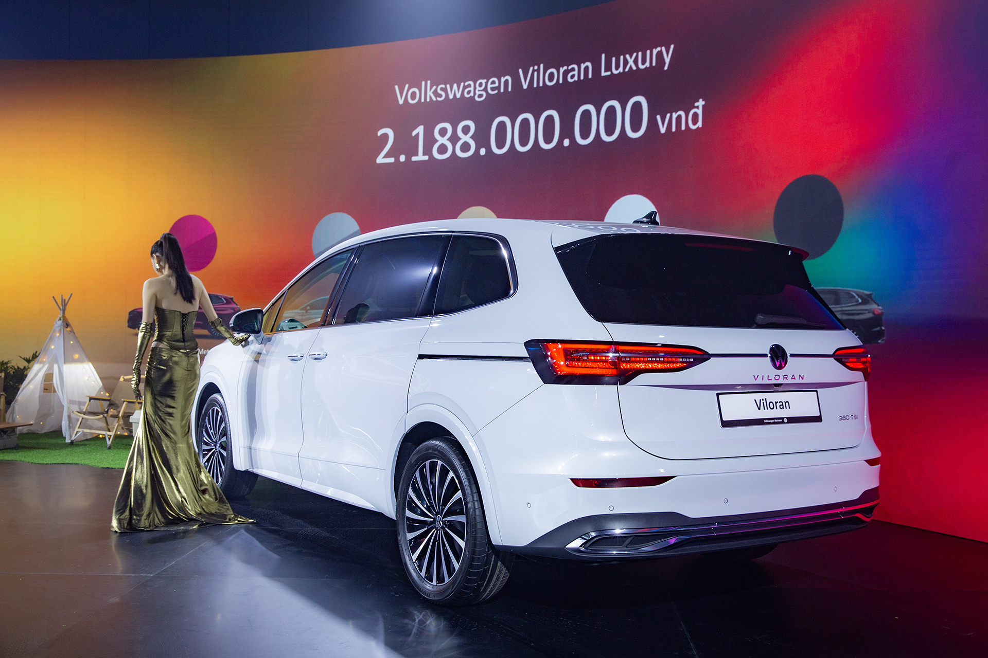 Tổng thể thiết kế đuôi xe cân xứng và lịch lãm đúng kiểu châu Âu.