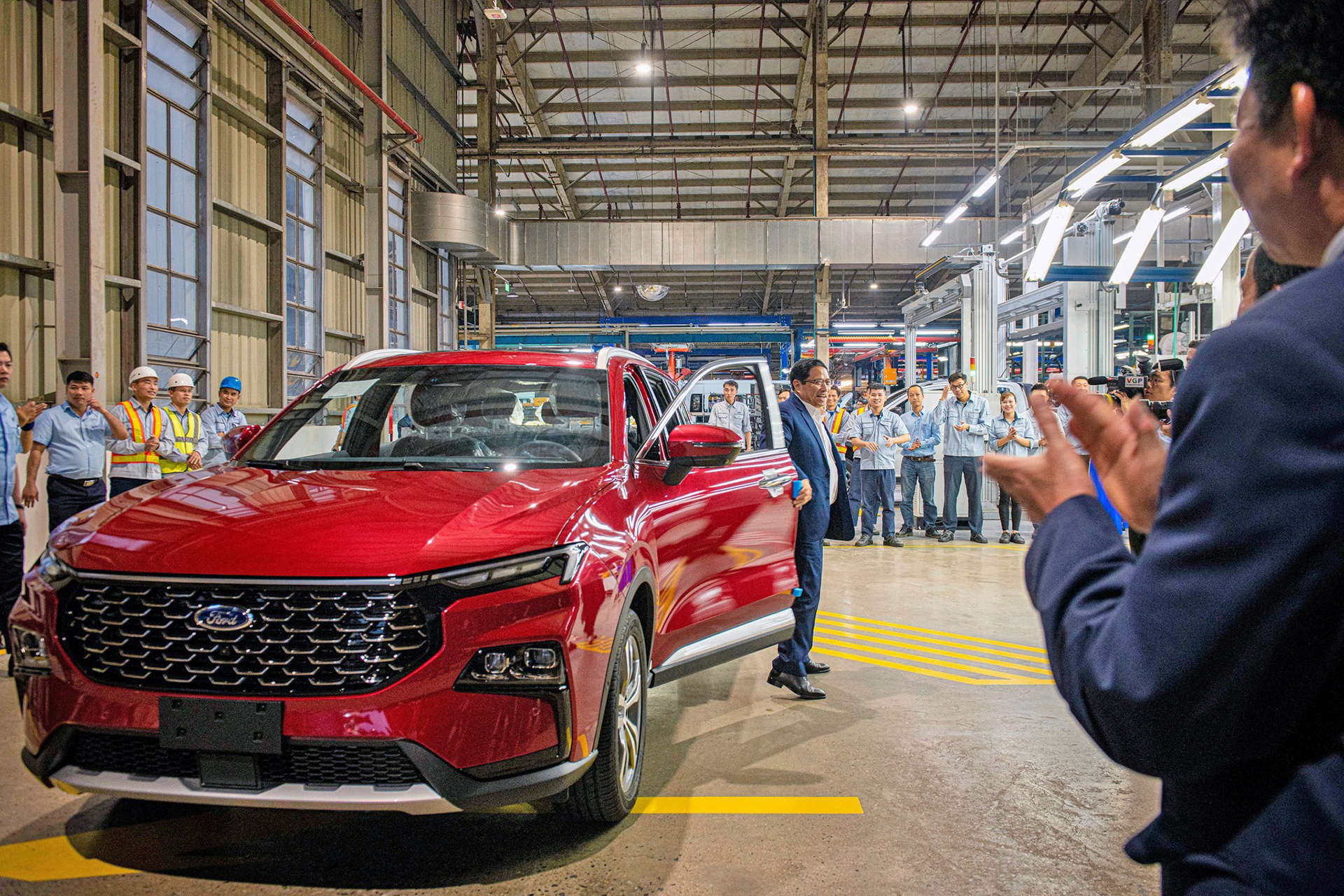 Các loại ô tô sản xuất, lắp ráp trong nước nắm lợi thế không nhỏ từ chính sách hỗ trợ lệ phí trước bạ của Chính phủ.  Ô tô Việt Nam 2023: "Ngoại" đổ dốc, "nội" giảm tốc