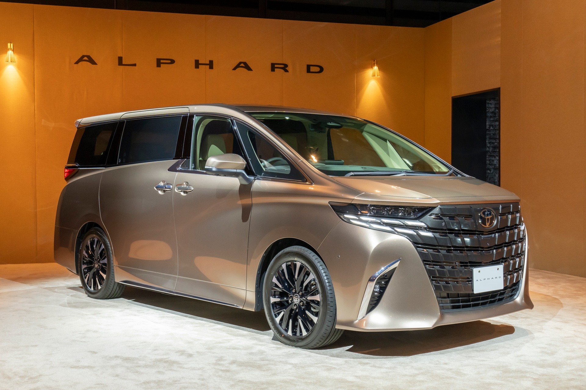 Mẫu xe Toyota Alphard 2023 vừa ra mắt dù bị chê quá đắt nhưng vẫn đang được các đại lý chào giá chênh đến 300 triệu đồng.  Thế giới xe tuần qua: Ô tô nhập khẩu về nước giảm sâu, VinFast và Wuling cùng giới thiệu xe mới