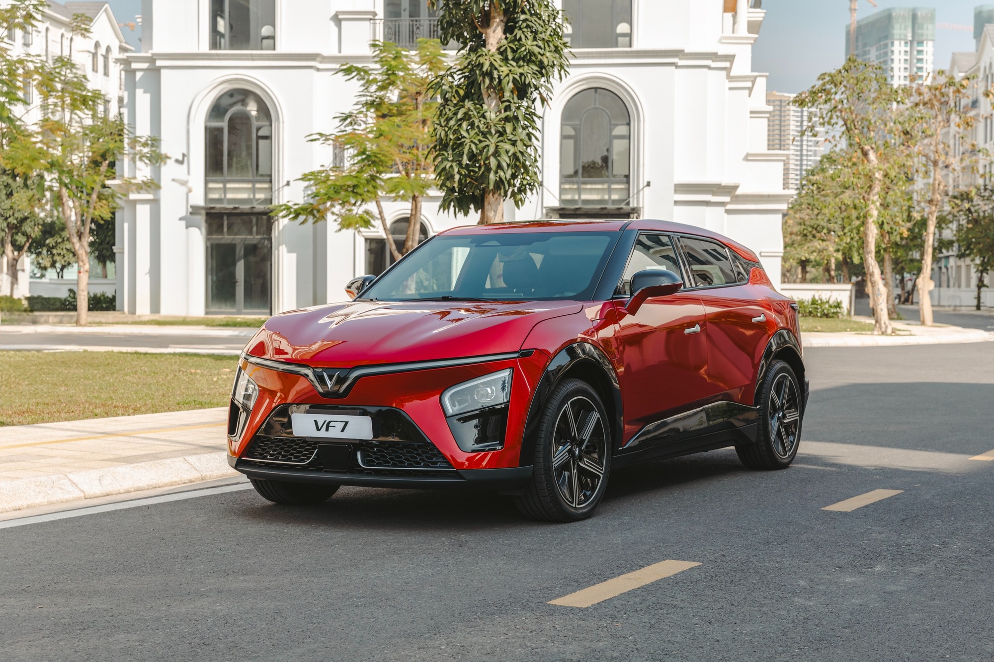 VinFast VF 7 được đánh giá là mẫu xe thuần điện mạnh mẽ nhất phân khúc C-SUV hiện nay. Thế giới xe tuần qua: Ô tô nhập khẩu về nước giảm sâu, VinFast và Wuling cùng giới thiệu xe mới