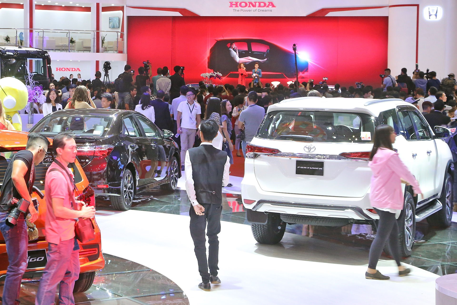 Thị trường ô tô Việt Nam năm 2023 chào đón số lượng xe mới ra mắt kỷ lục song sức mua lại ảm đạm, giá giảm sâu chưa từng có. Thị trường ô tô Việt Nam năm 2023 chào đón số lượng xe mới ra mắt kỷ lục song sức mua lại ảm đạm, giá giảm sâu chưa từng có. Thế giới xe tuần qua: Ô tô "được mùa mất giá", xe nhập lao dốc, VinFast mang gì đến CES 2024