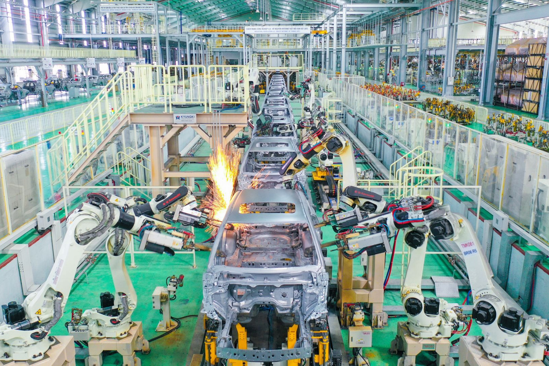 Các loại ô tô sản xuất, lắp ráp trong nước đã không còn lợi thế ưu đãi lệ phí trước bạ khi cạnh tranh với xe nhập khẩu kể từ ngày 1/1/2024.