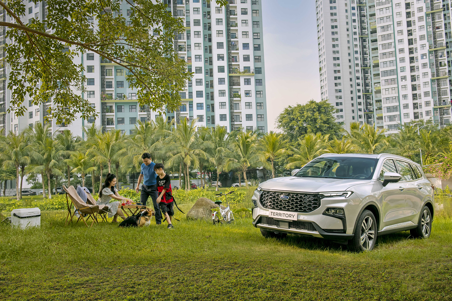 Người tiêu dùng mua mẫu xe Ford Territory trước ngày 25/12 sẽ được hỗ trợ tiền mặt tương đương 150% lệ phí trước bạ cùng cơ hội trúng thưởng 1 lượng vàng.