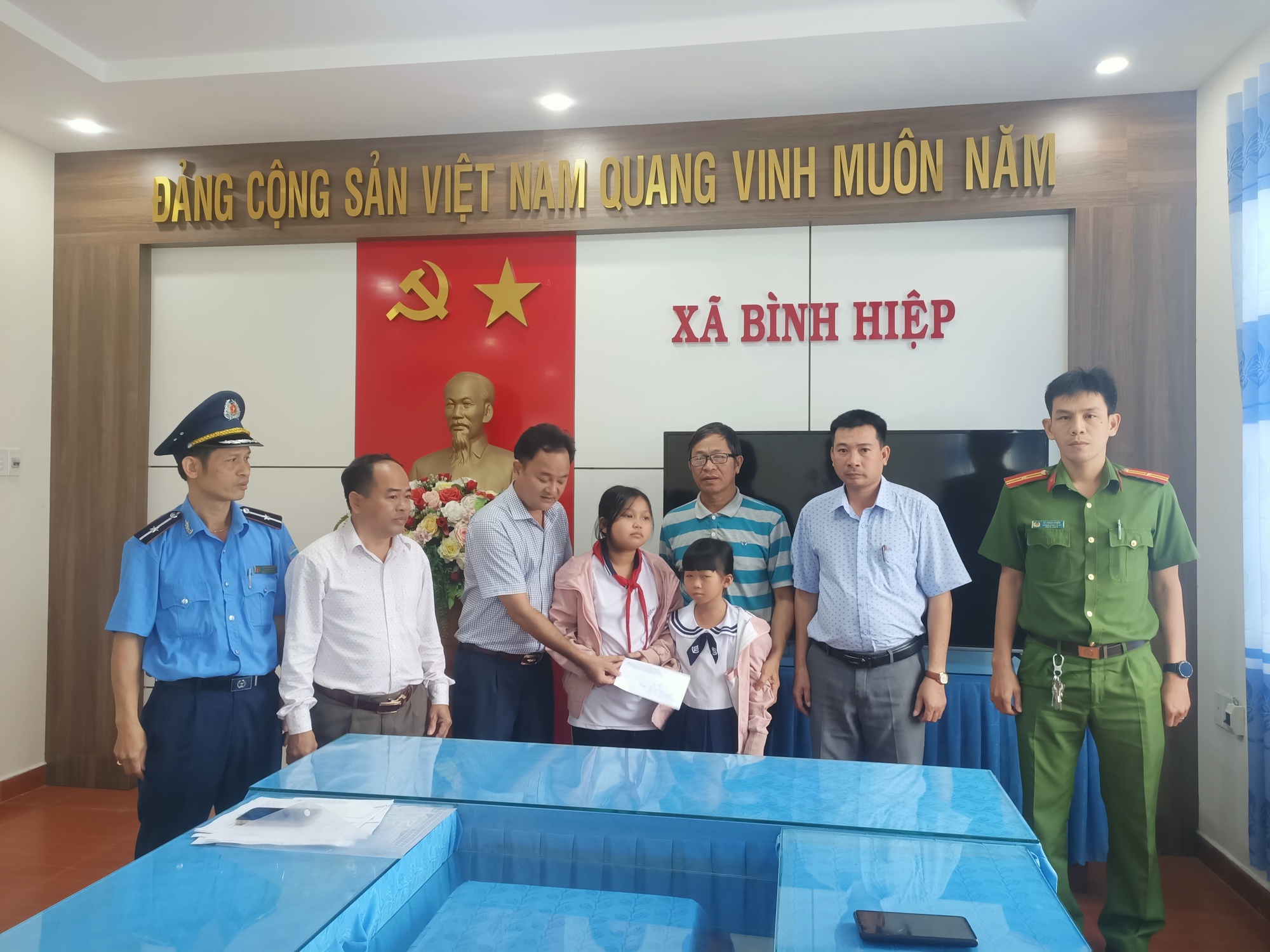 Ngành Đường bộ thăm hỏi, hỗ trợ gia đình nạn nhân TNGT trên địa bàn miền Trung-Tây Nguyên- Ảnh 1.