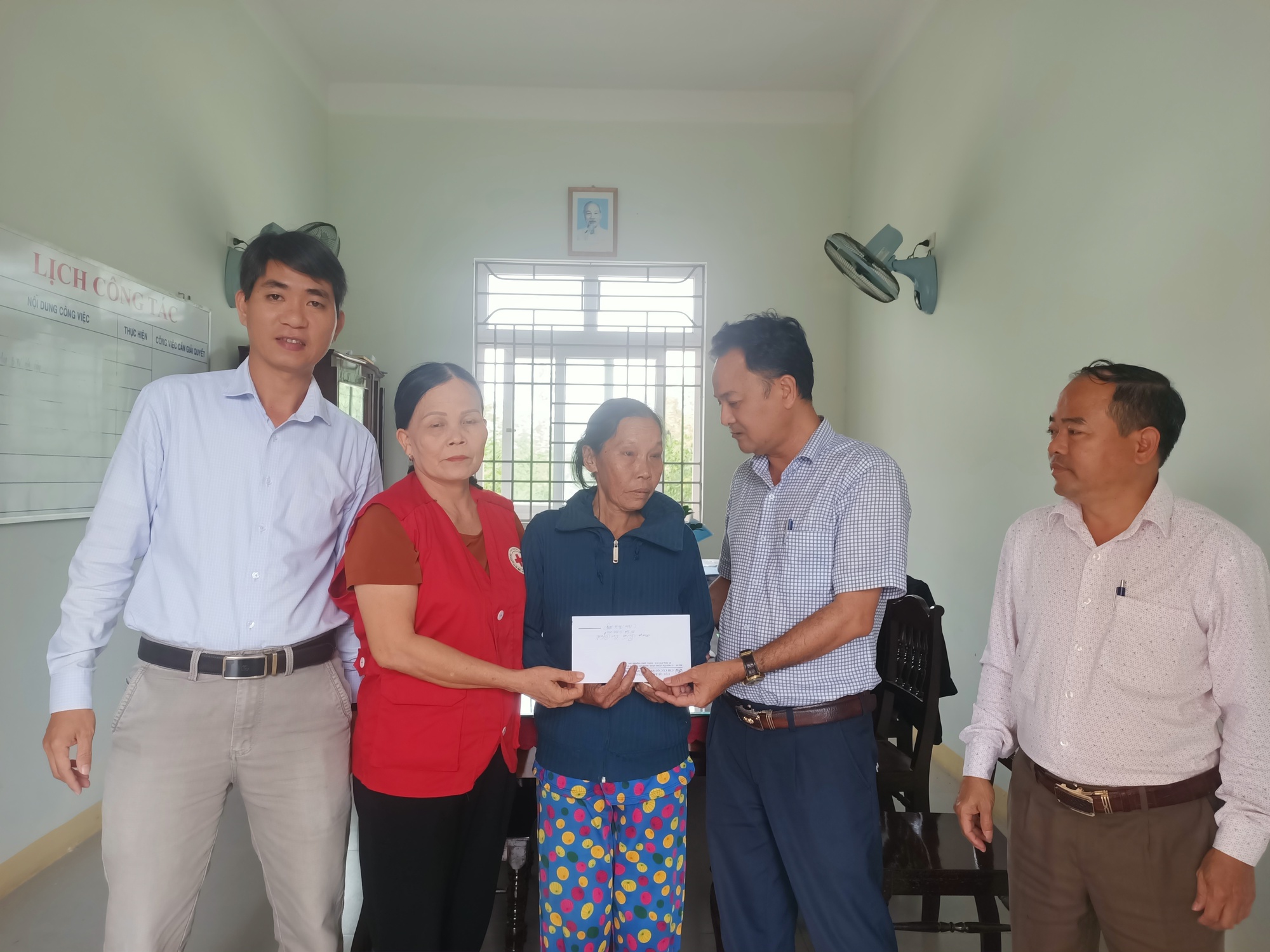 Ngành Đường bộ thăm hỏi, hỗ trợ gia đình nạn nhân TNGT trên địa bàn miền Trung-Tây Nguyên- Ảnh 4.