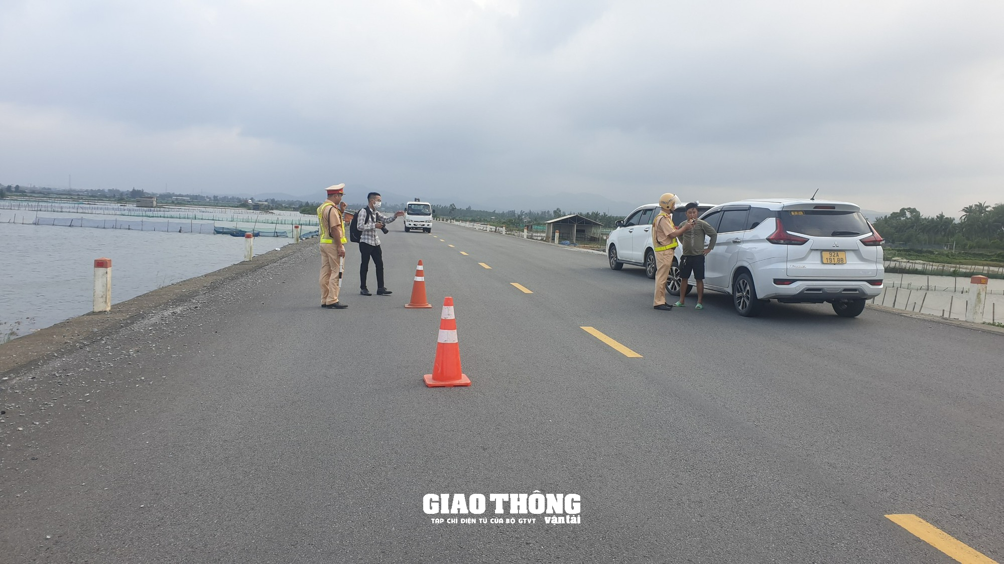 Sau vụ TNGT làm 10 người chết, xe khách vẫn 'bất chấp' đi vào đường cấm - Ảnh 1.