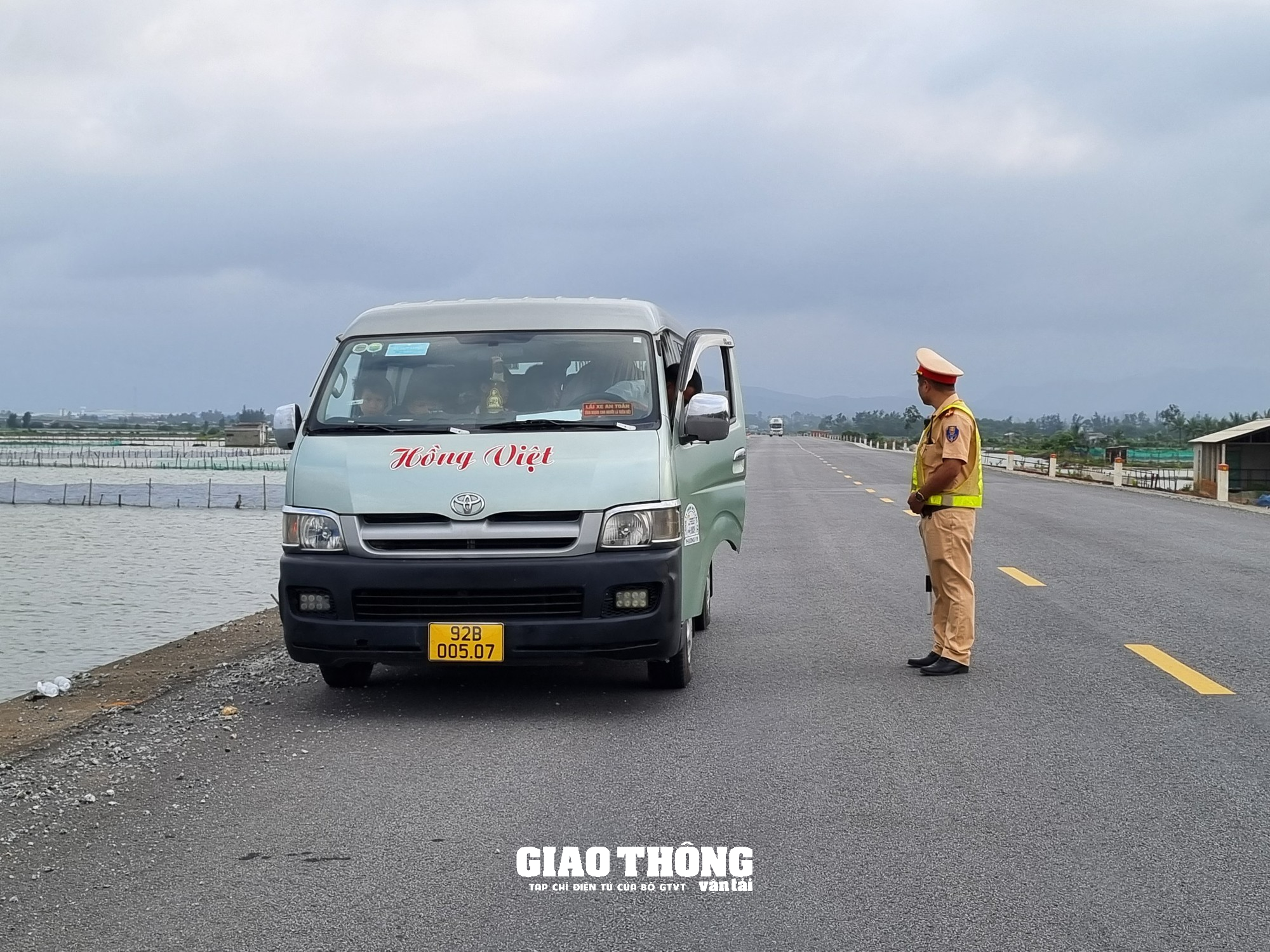 Sau vụ TNGT làm 10 người chết, xe khách vẫn 'bất chấp' đi vào đường cấm - Ảnh 2.