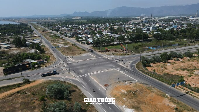 Sau vụ TNGT làm 10 người chết, xe khách vẫn 'bất chấp' đi vào đường cấm - Ảnh 4.