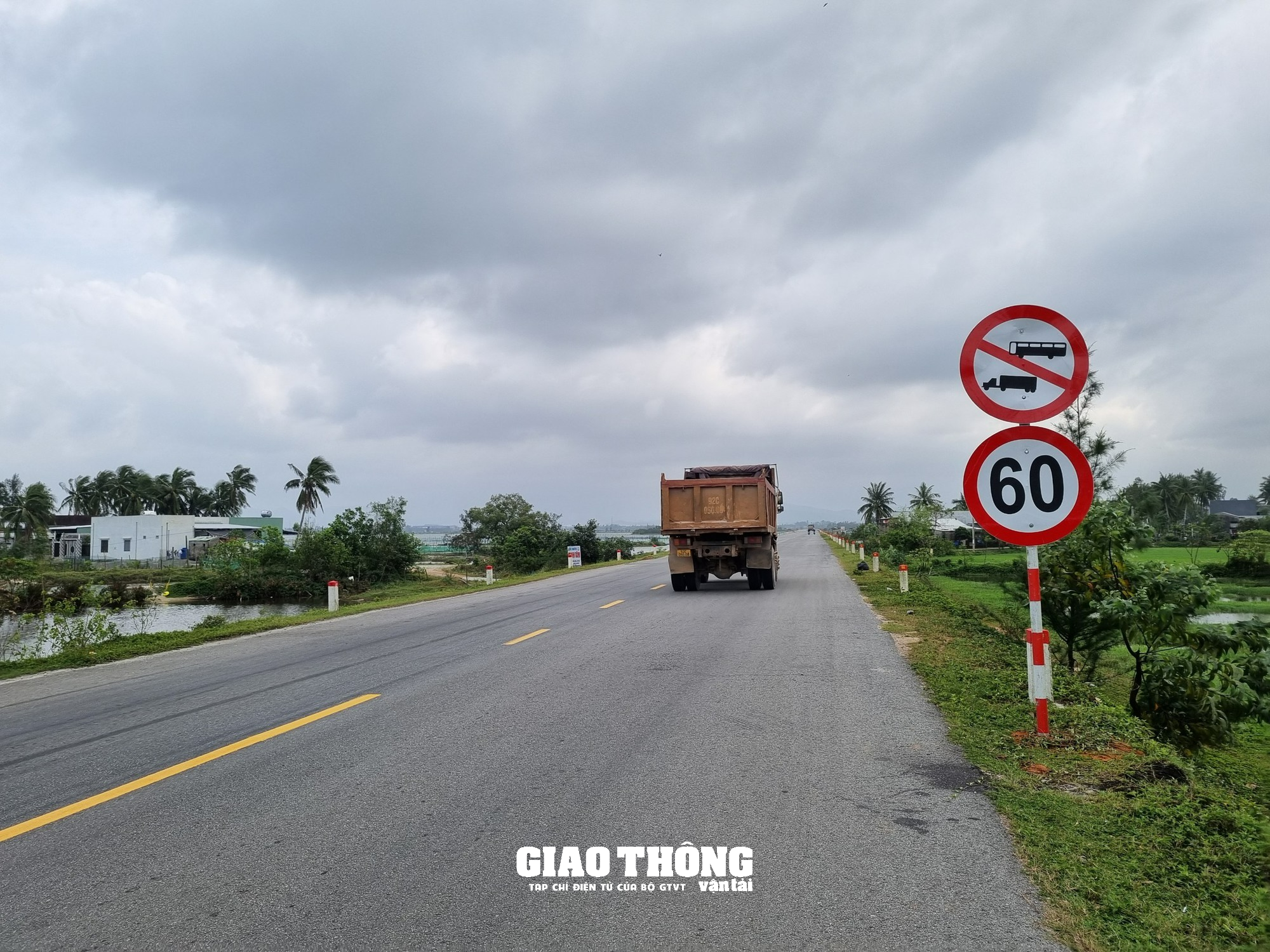 Sau vụ TNGT làm 10 người chết, xe khách vẫn 'bất chấp' đi vào đường cấm - Ảnh 5.