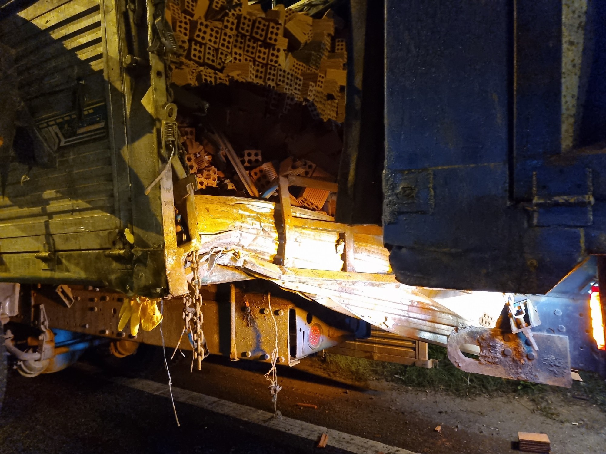 Lãnh đạo Ban ATGT Quảng Nam hỏi thăm các nạn nhân trong vụ TNGT khiến 3 người chết - Ảnh 7.