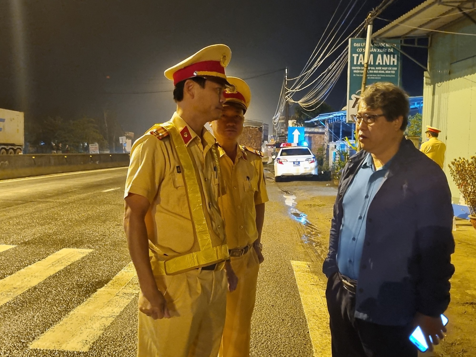 Lãnh đạo Ban ATGT Quảng Nam hỏi thăm các nạn nhân trong vụ TNGT khiến 3 người chết - Ảnh 4.