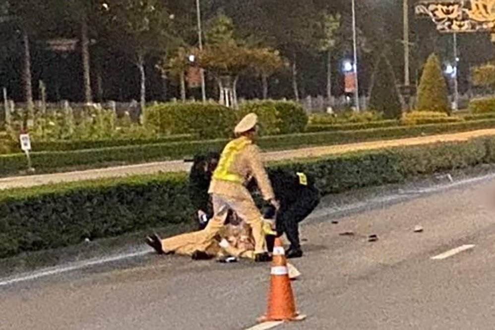 Lào Cai:
Xử nghiêm "quái xế" ma men phóng xe máy tông Thiếu tá CSGT nhập viện cấp cứu - Ảnh 1.