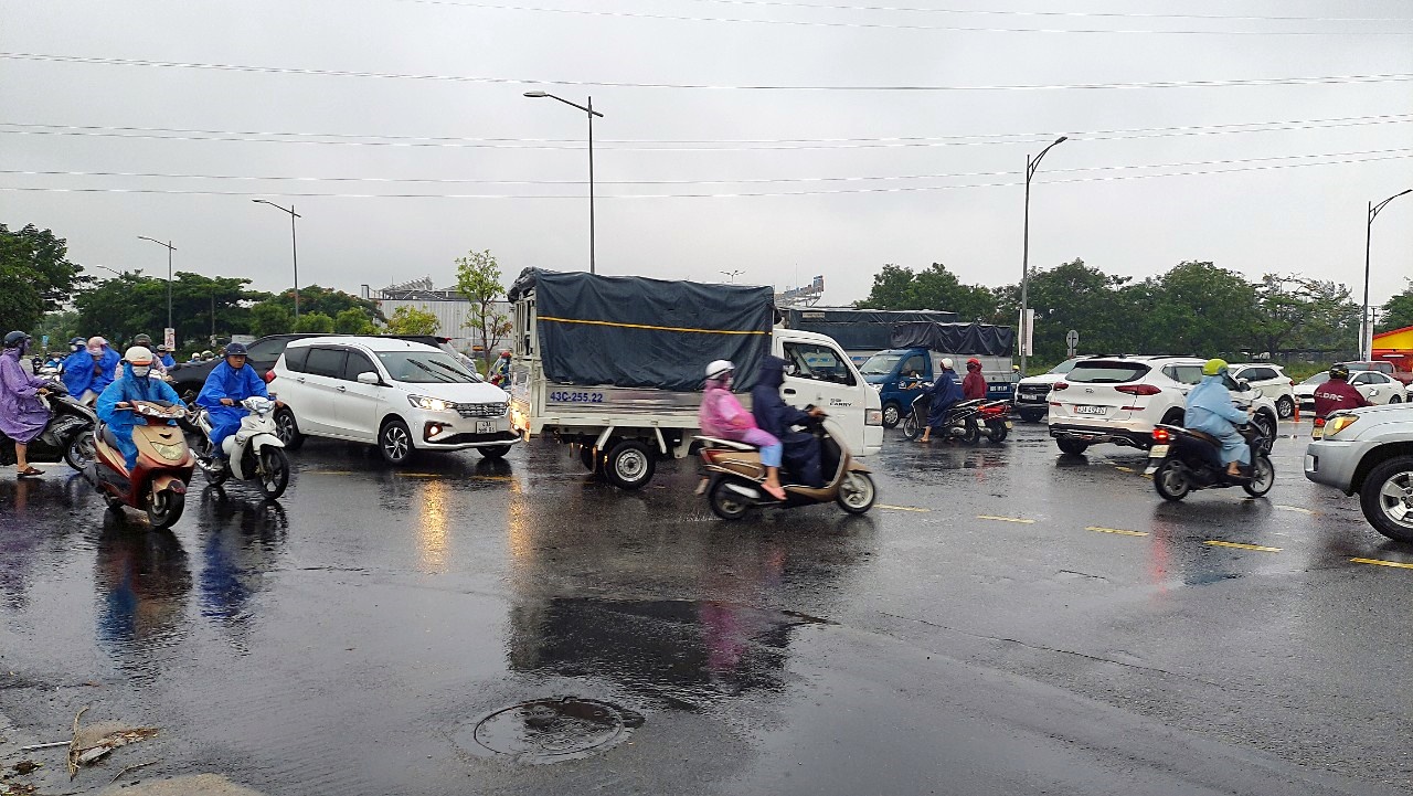 Đà Nẵng: Đặt rào chắn di động, giảm ùn tắc nút giao cầu Hòa Xuân - Ảnh 3.