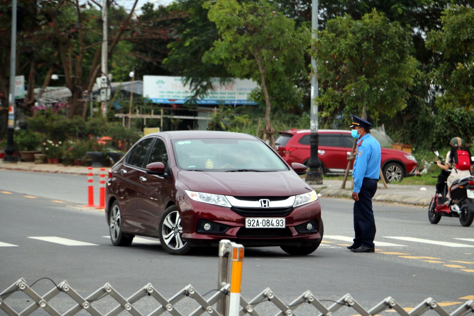 Đà Nẵng: Đặt rào chắn di động, giảm ùn tắc nút giao cầu Hòa Xuân - Ảnh 9.