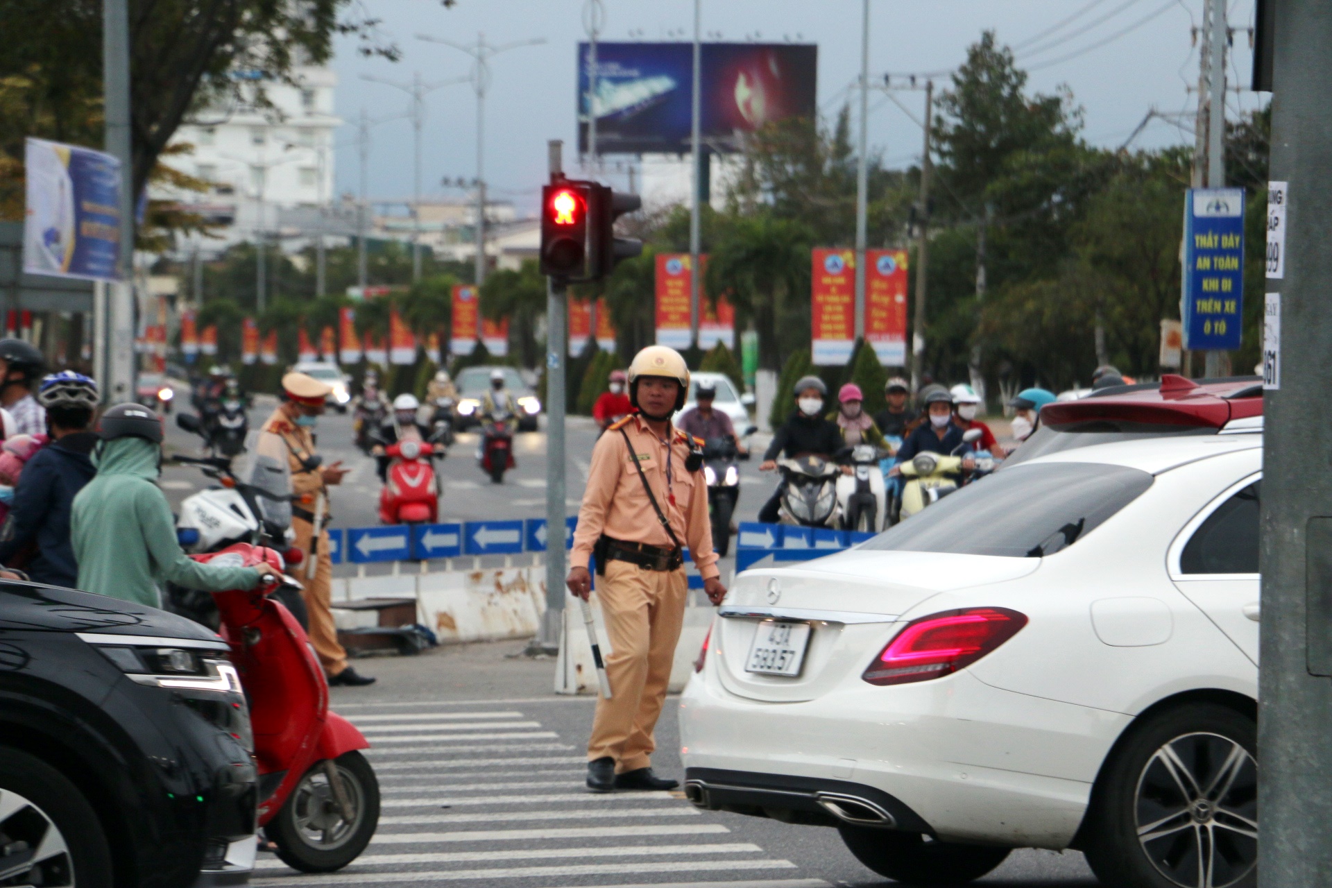 Đà Nẵng: Đặt rào chắn di động, giảm ùn tắc nút giao cầu Hòa Xuân - Ảnh 8.