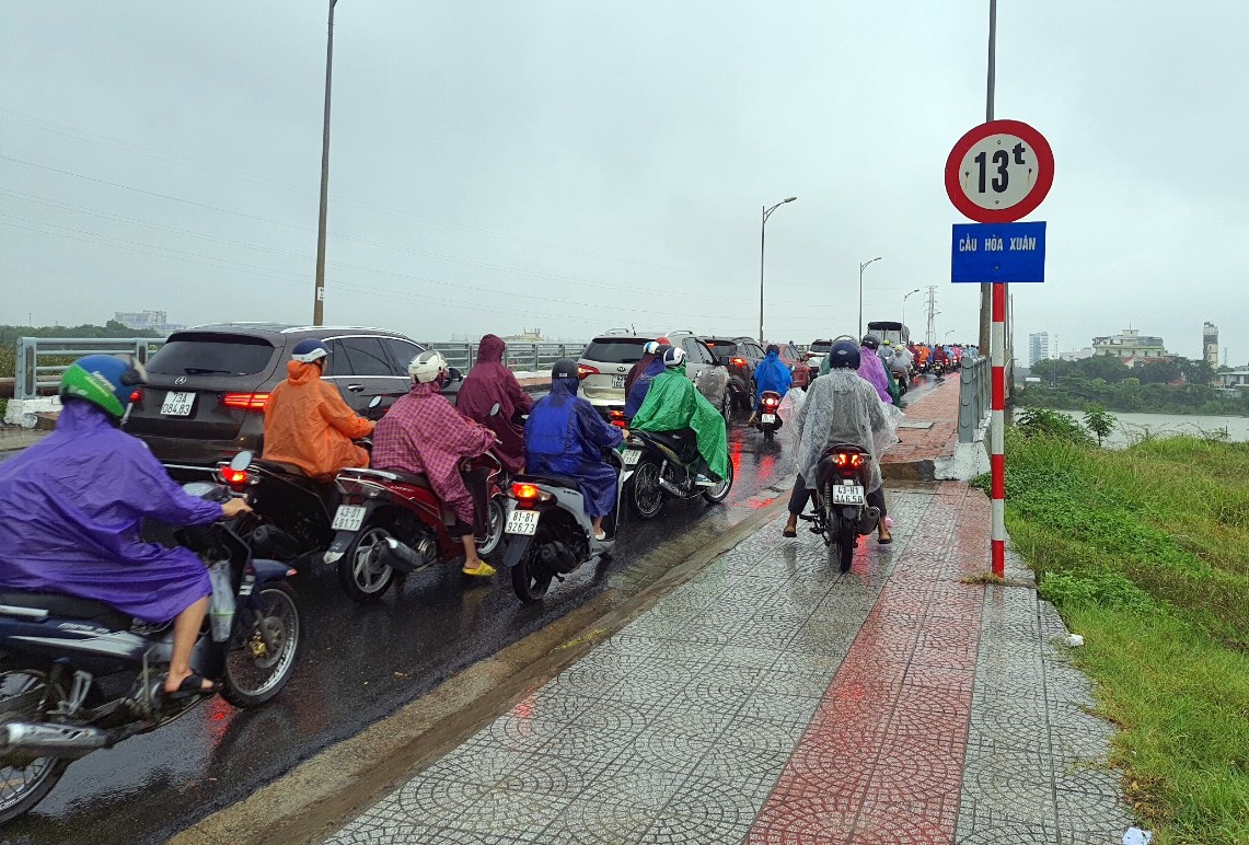 Đà Nẵng: Đặt rào chắn di động, giảm ùn tắc nút giao cầu Hòa Xuân - Ảnh 11.