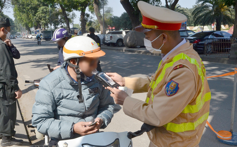 Quảng Ninh: Nghiêm cấm việc can thiệp trong xử lý vi phạm giao thông - Ảnh 1.