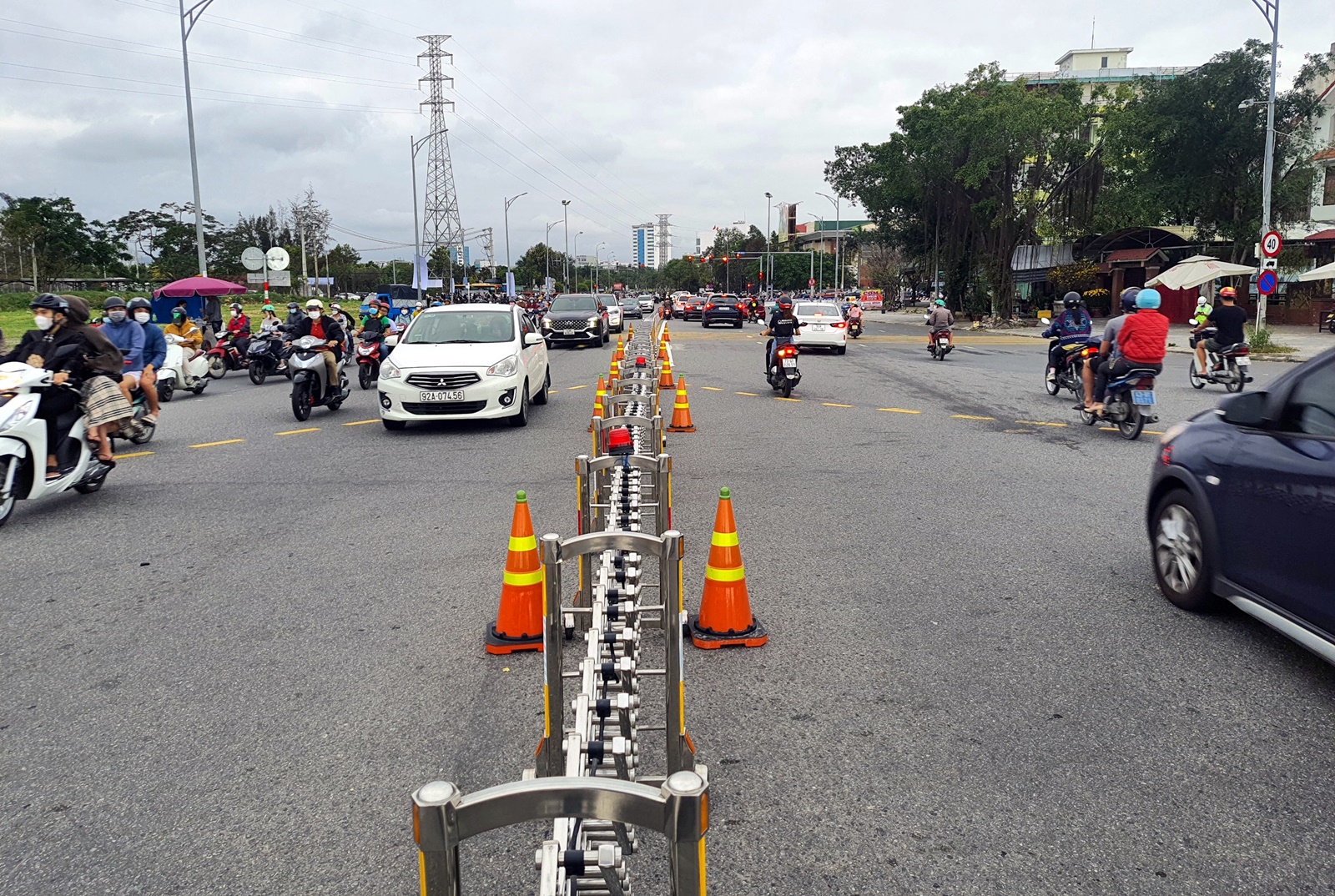 Đà Nẵng: Đặt rào chắn di động, giảm ùn tắc nút giao cầu Hòa Xuân - Ảnh 10.