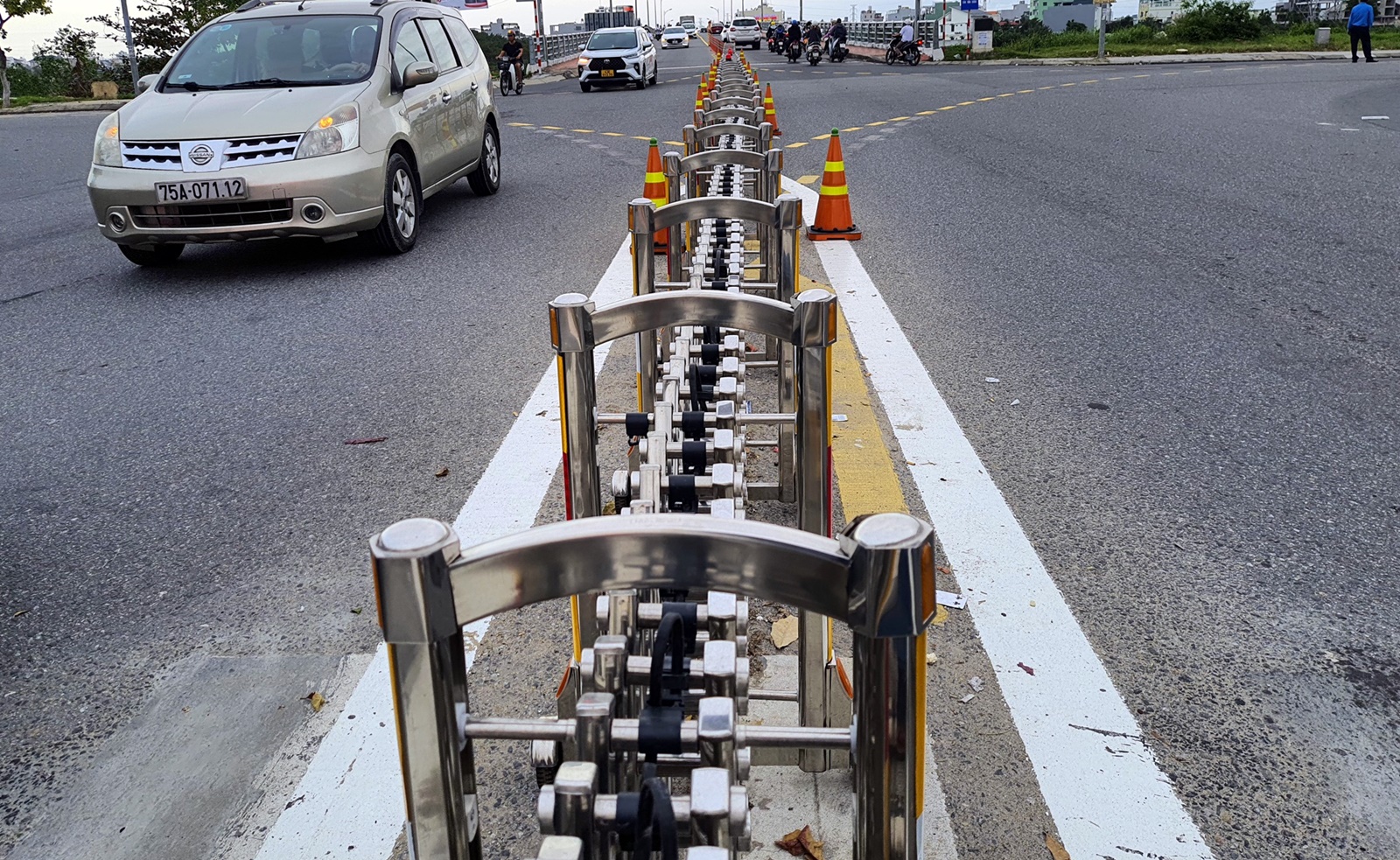Đà Nẵng: Đặt rào chắn di động, giảm ùn tắc nút giao cầu Hòa Xuân - Ảnh 6.