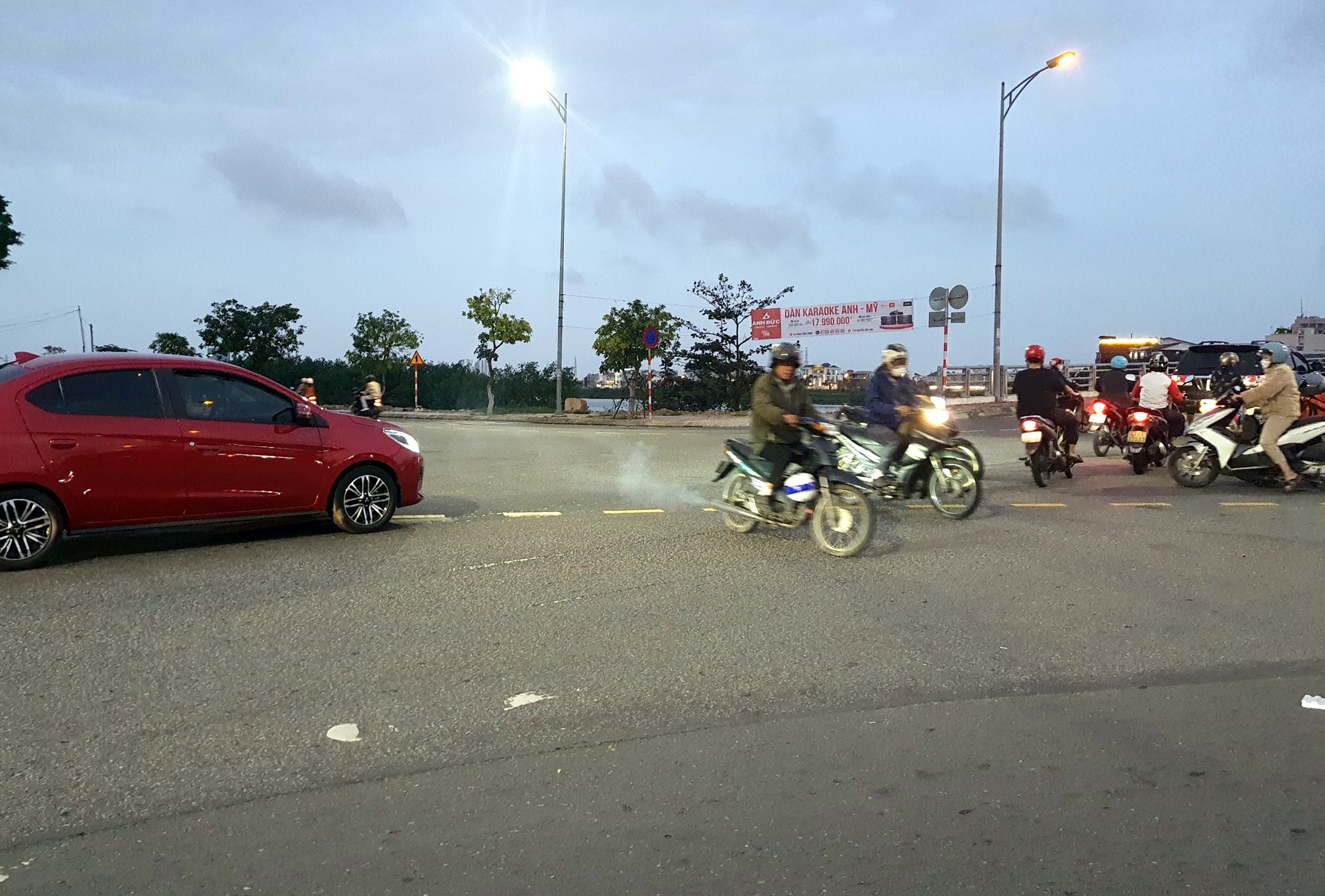 Đà Nẵng: Đặt rào chắn di động, giảm ùn tắc nút giao cầu Hòa Xuân - Ảnh 12.