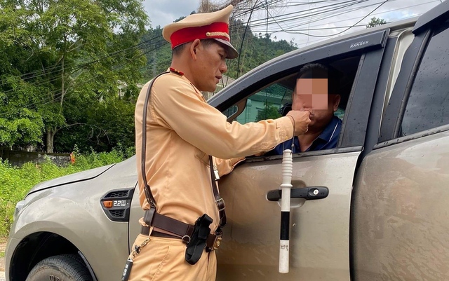 Quảng Ngãi: Phạt hàng chục triệu đồng, tước GPLA 23 tháng với 4 'ma men' - Ảnh 1.