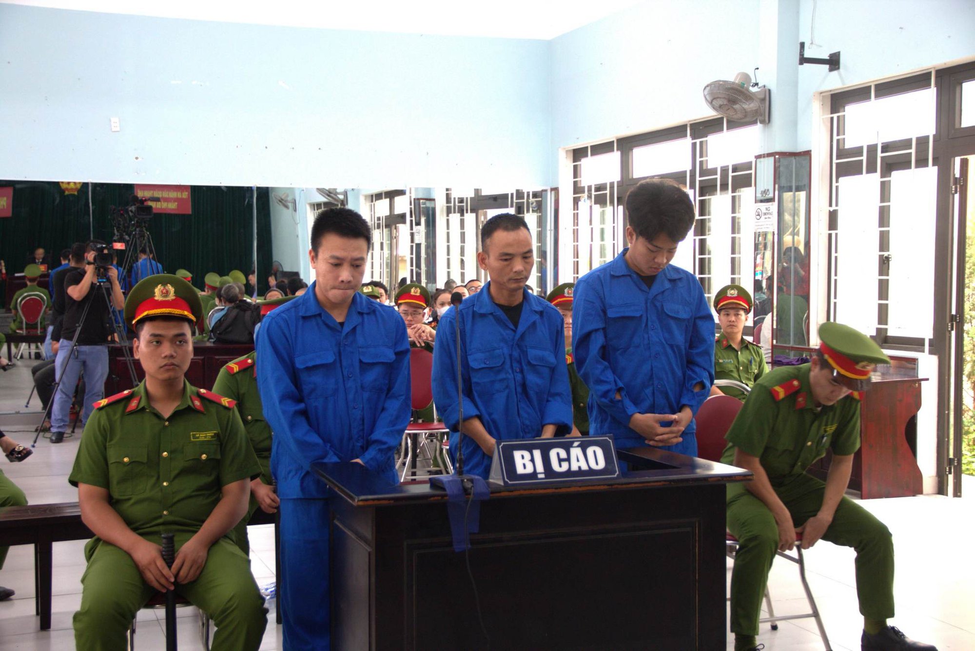 Đà Nẵng: Xét xử cho 3 côn đồ hùng hung nữ nhân viên gác tàu - Ảnh 1.