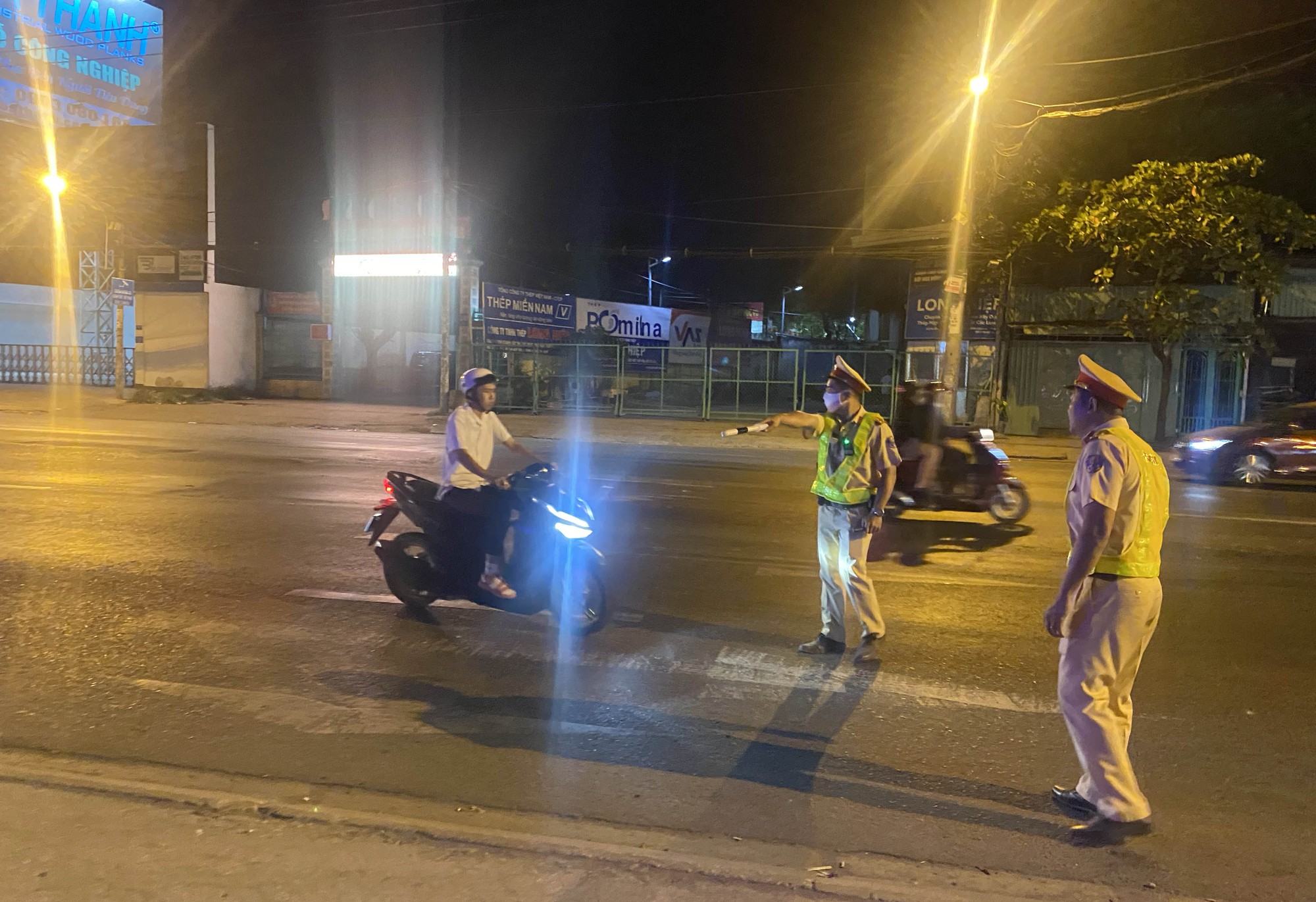 TP.HCM: CSGT kiểm tra nồng độ cồn, tài xế tự nhận "Em đã uống 4 lon bia" - Ảnh 2.