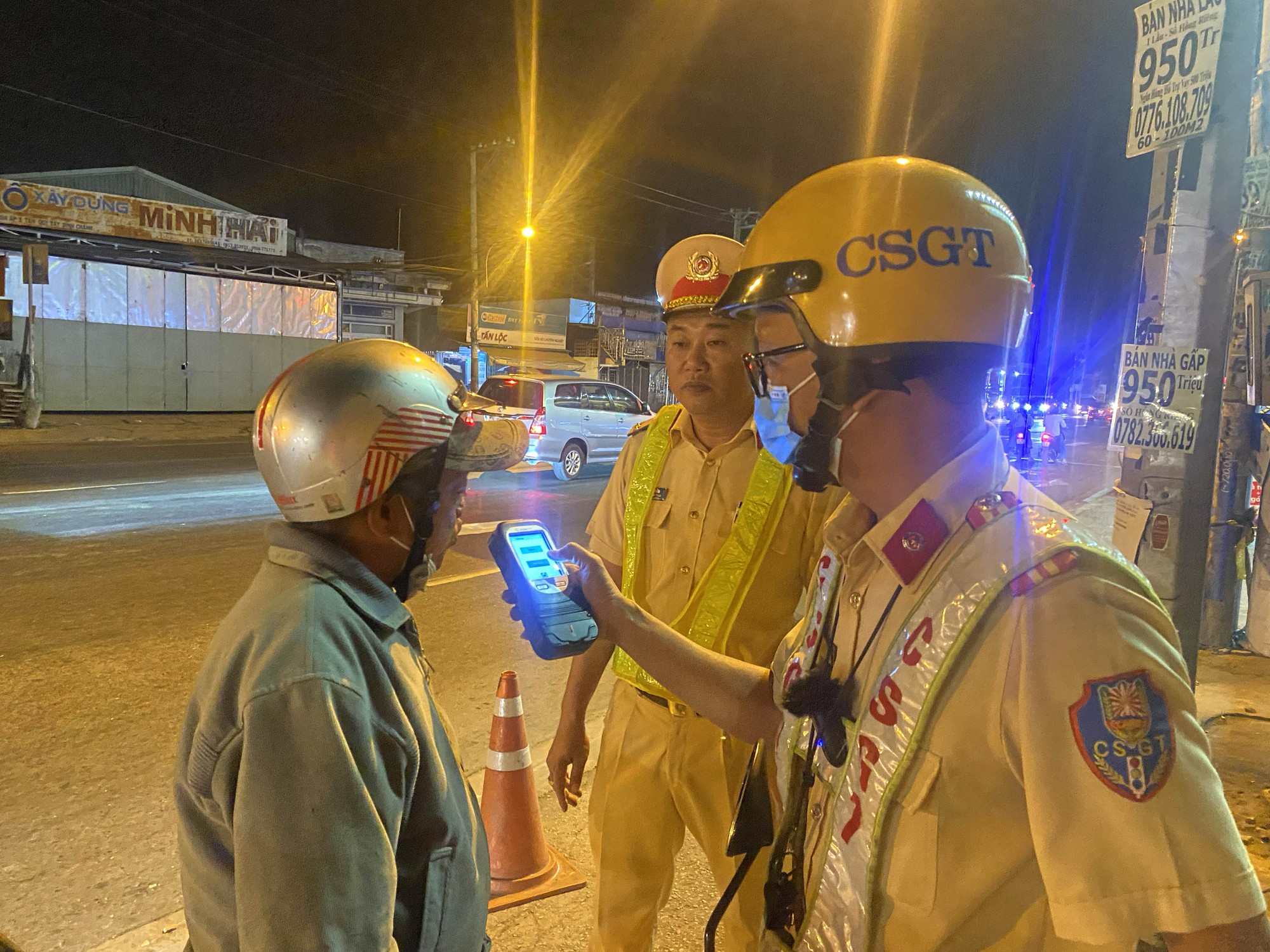 TP.HCM: CSGT kiểm tra nồng độ cồn, tài xế tự nhận "Em đã uống 4 lon bia" - Ảnh 3.