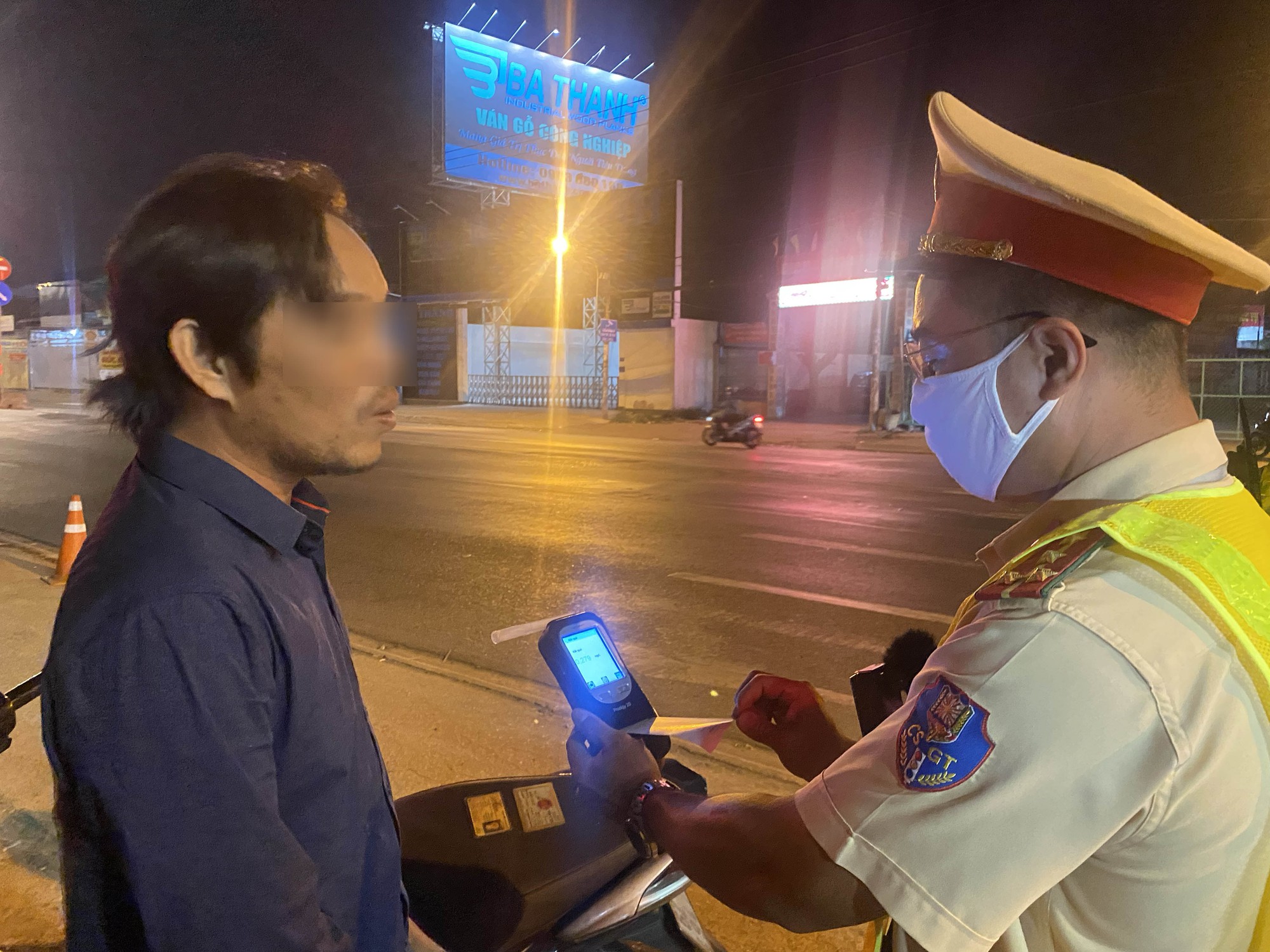 TP.HCM: CSGT kiểm tra nồng độ cồn, tài xế tự nhận "Em đã uống 4 lon bia" - Ảnh 4.