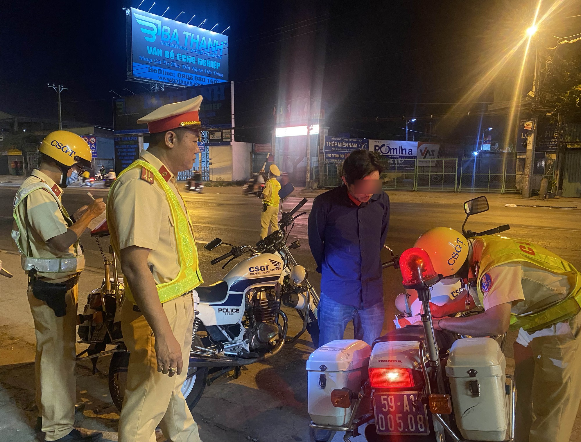 TP.HCM: CSGT kiểm tra nồng độ cồn, tài xế tự nhận "Em đã uống 4 lon bia" - Ảnh 1.