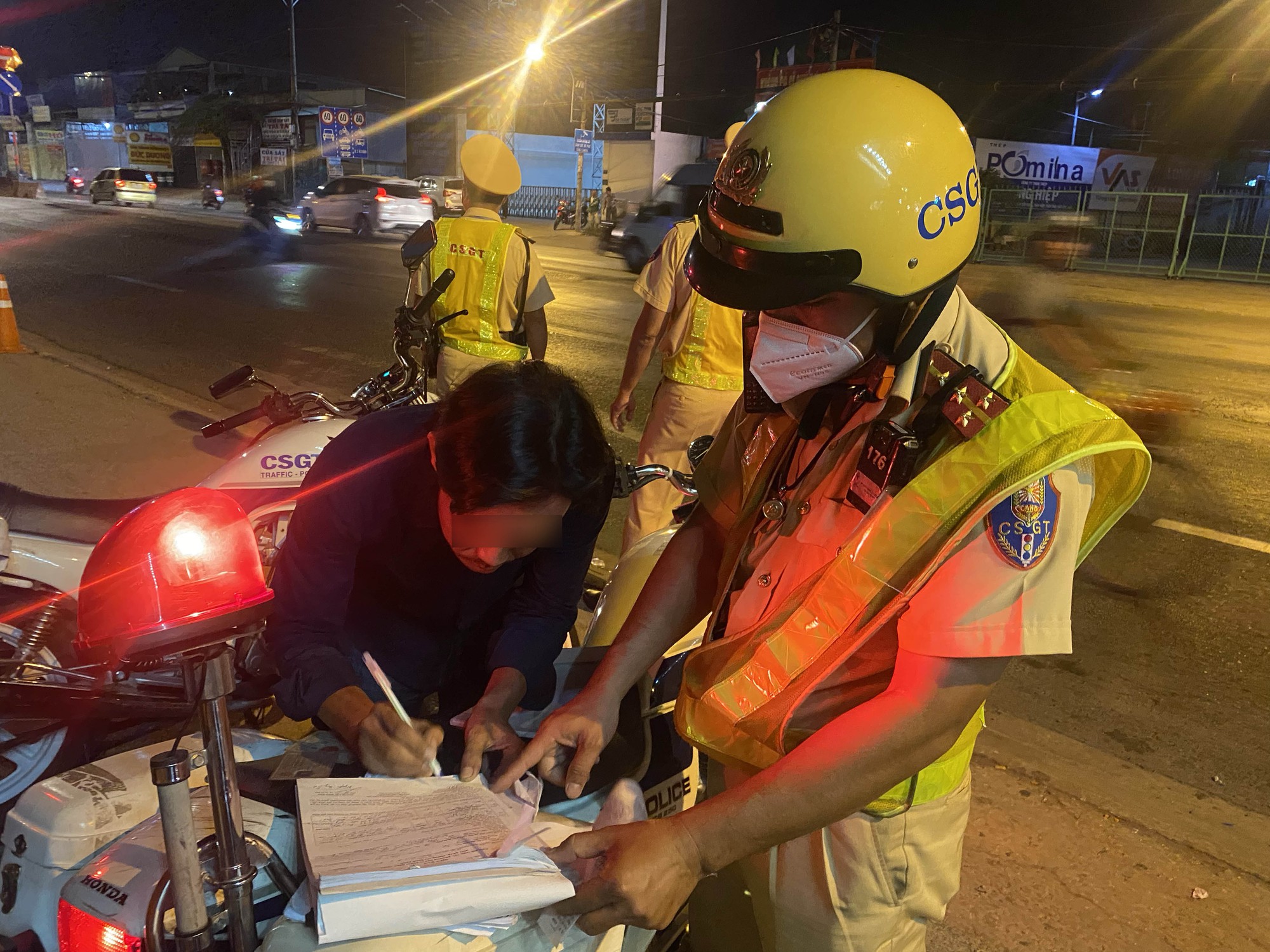 TP.HCM: CSGT kiểm tra nồng độ cồn, tài xế tự nhận "Em đã uống 4 lon bia" - Ảnh 5.
