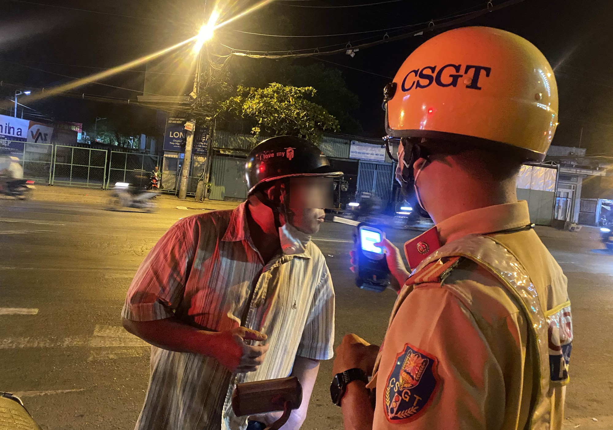 TP.HCM: CSGT kiểm tra nồng độ cồn, tài xế tự nhận "Em đã uống 4 lon bia" - Ảnh 6.