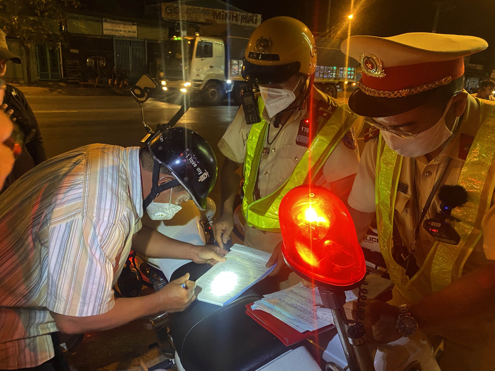 TP.HCM: CSGT kiểm tra nồng độ cồn, tài xế tự nhận "Em đã uống 4 lon bia" - Ảnh 7.