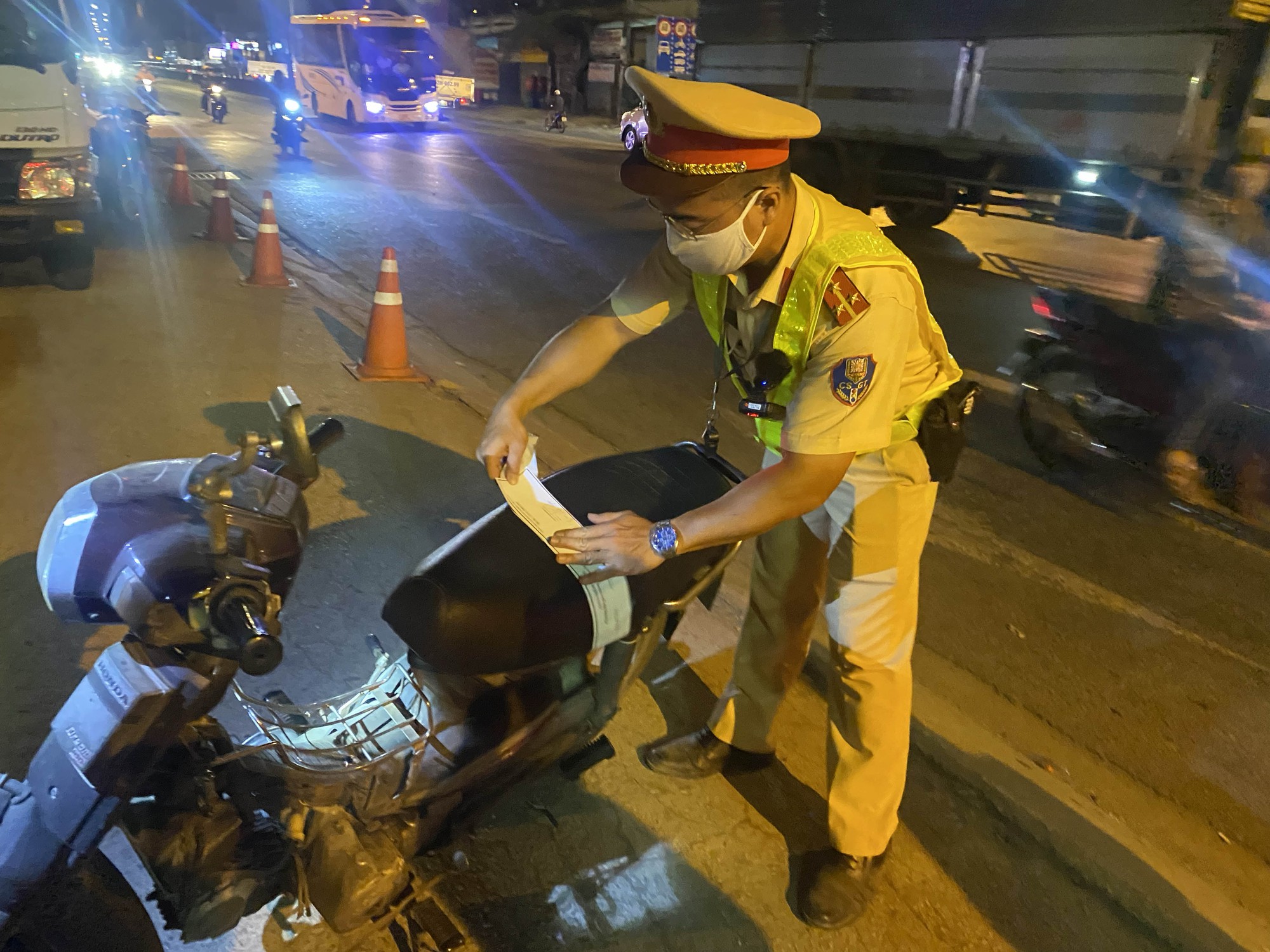 TP.HCM: CSGT kiểm tra nồng độ cồn, tài xế tự nhận "Em đã uống 4 lon bia" - Ảnh 8.