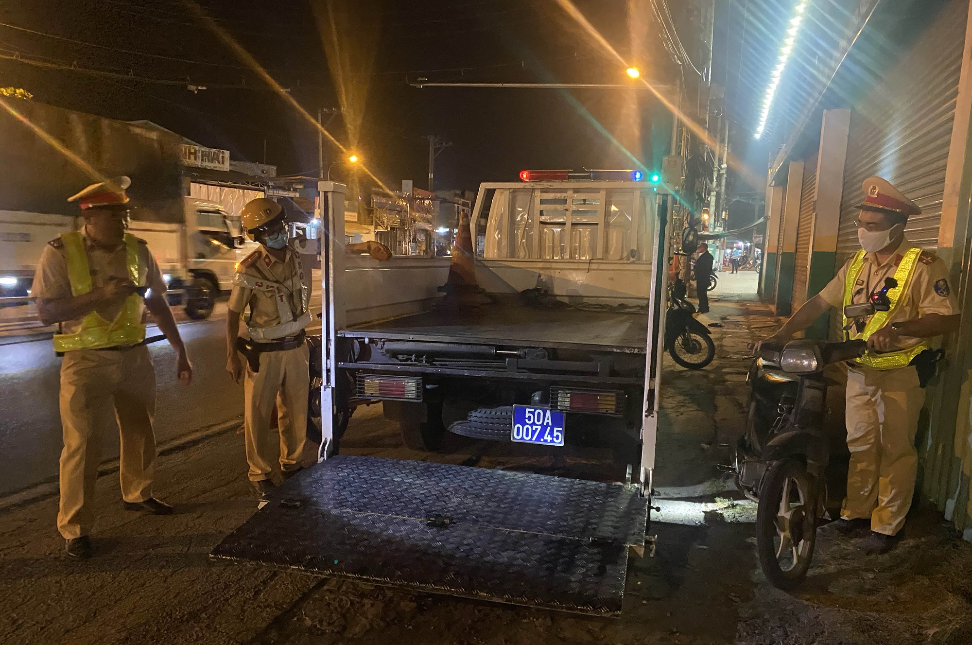 TP.HCM: CSGT kiểm tra nồng độ cồn, tài xế tự nhận "Em đã uống 4 lon bia" - Ảnh 9.