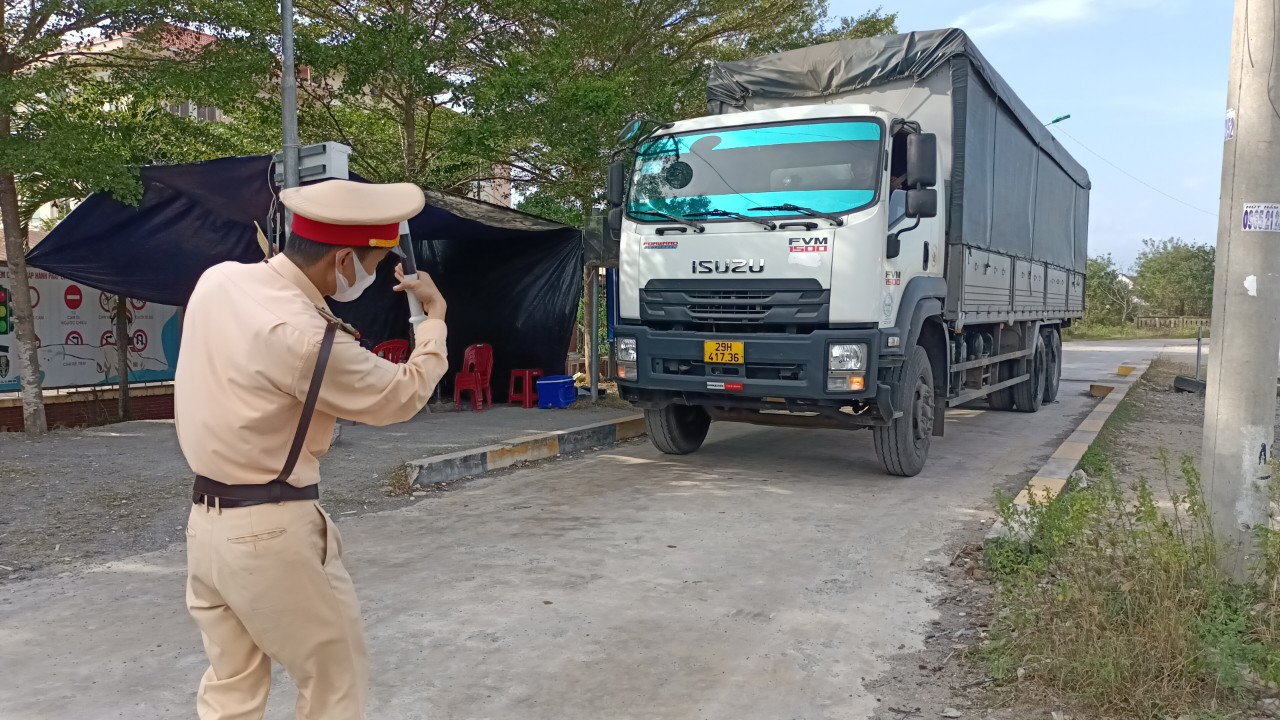 Khánh Hòa: Phát hiện xe khách giường nằm sử dụng giấy kiểm định giả để lưu thông - Ảnh 3.